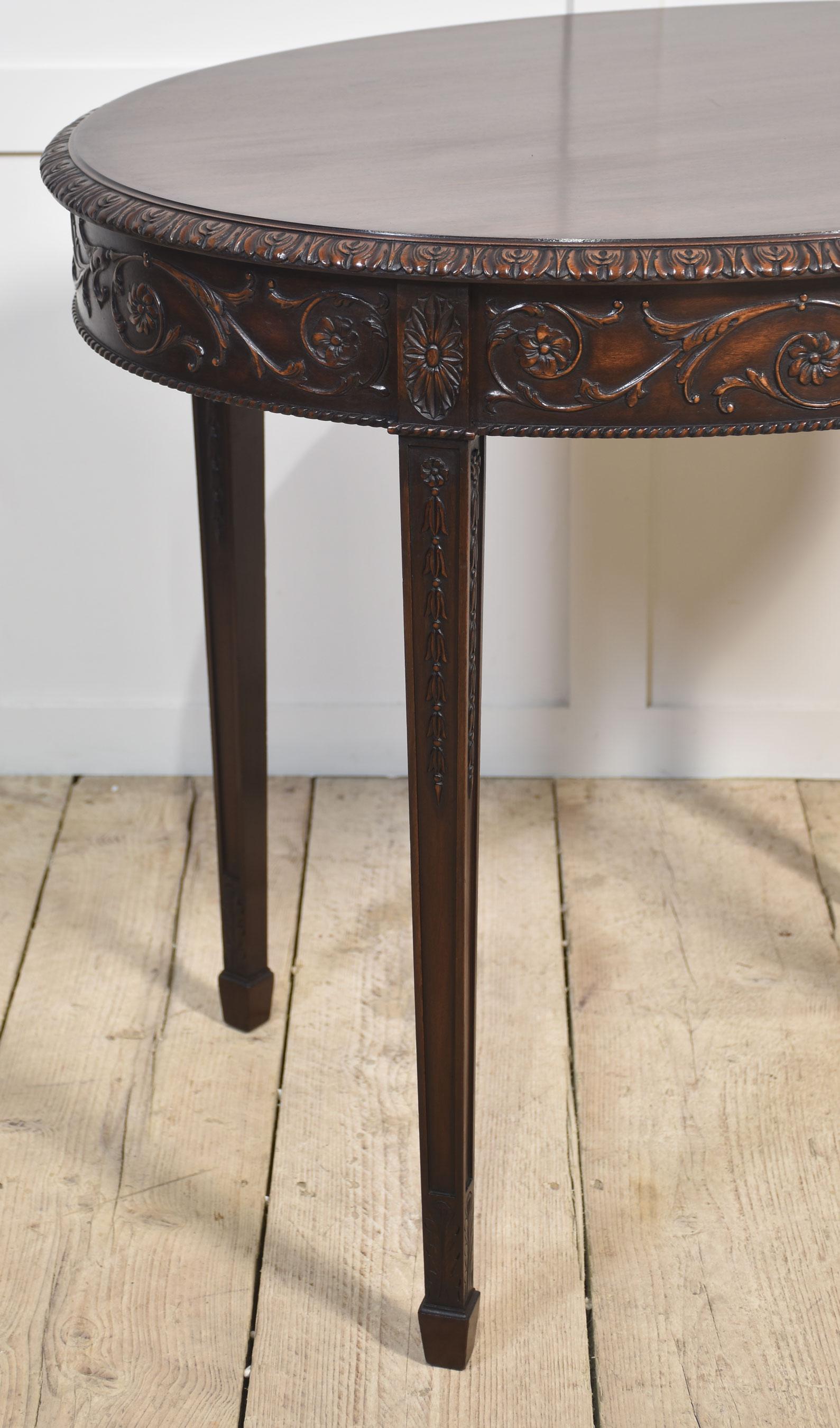 Bois Table d'appoint en acajou sculpté en vente
