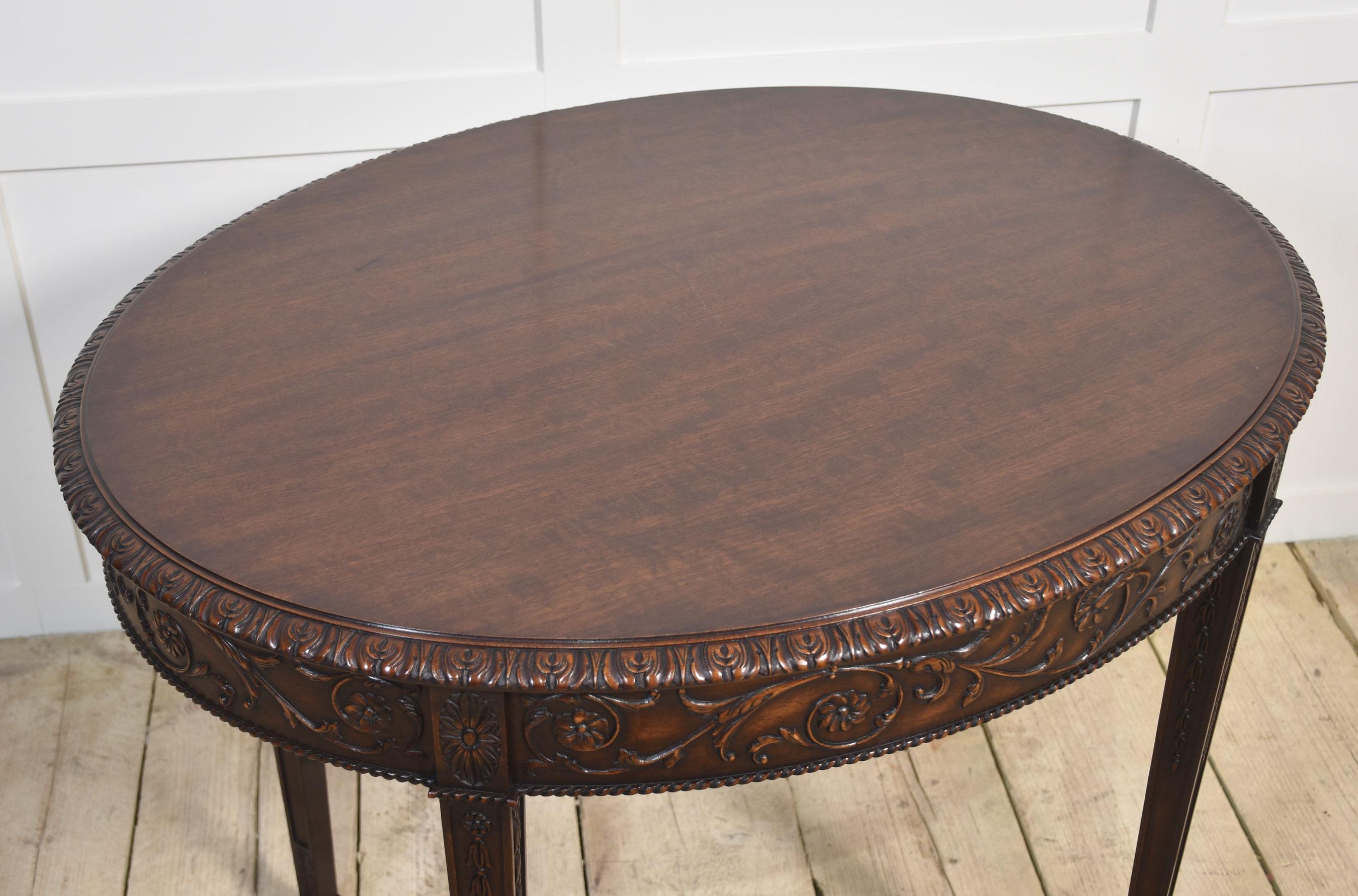 Table d'appoint en acajou sculpté en vente 1