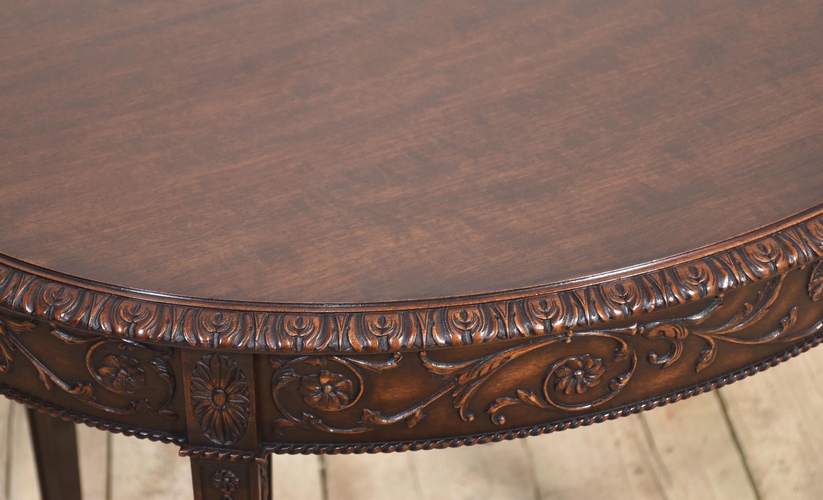 Table d'appoint en acajou sculpté en vente 2
