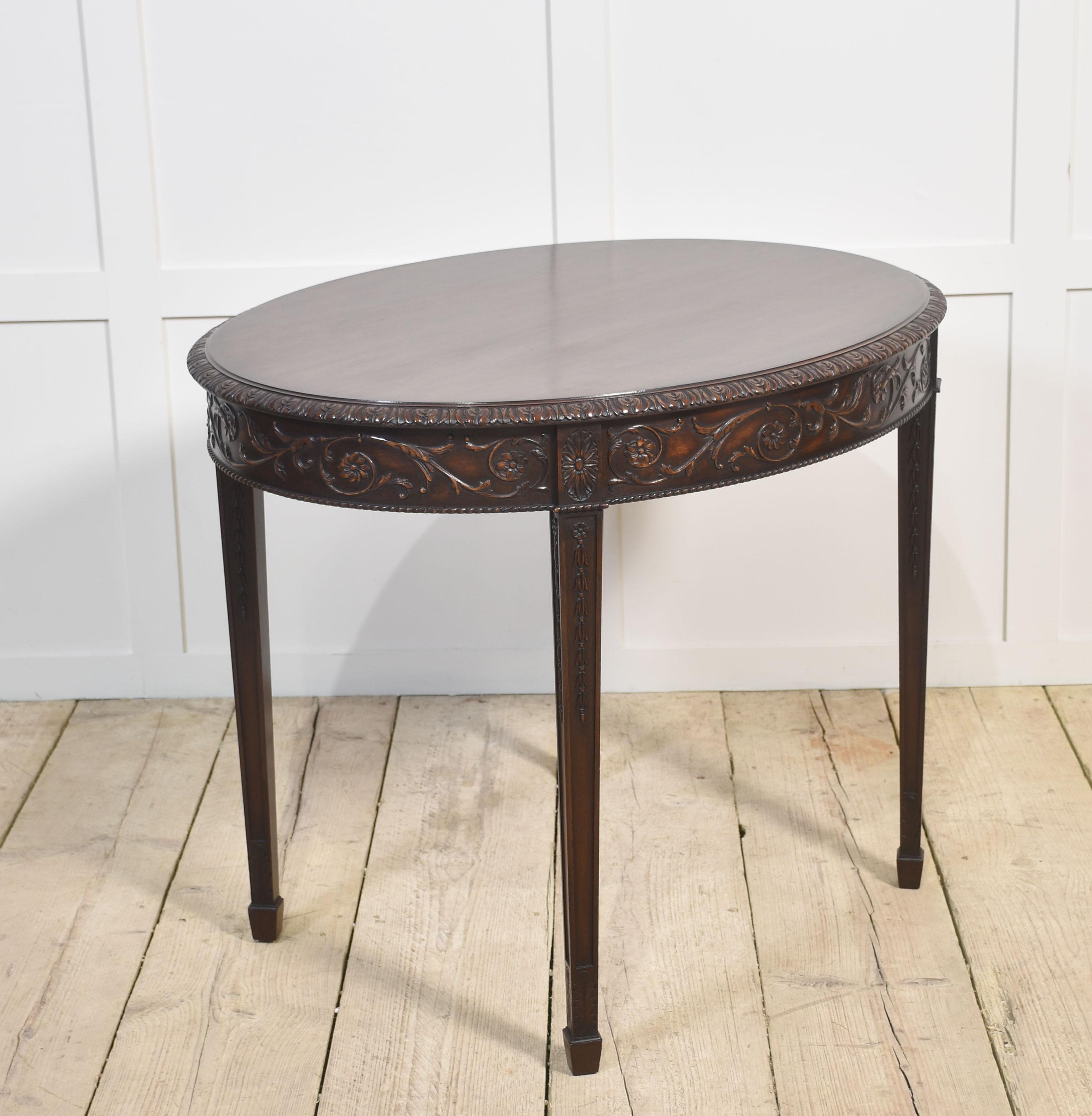 Table d'appoint en acajou sculpté en vente 3
