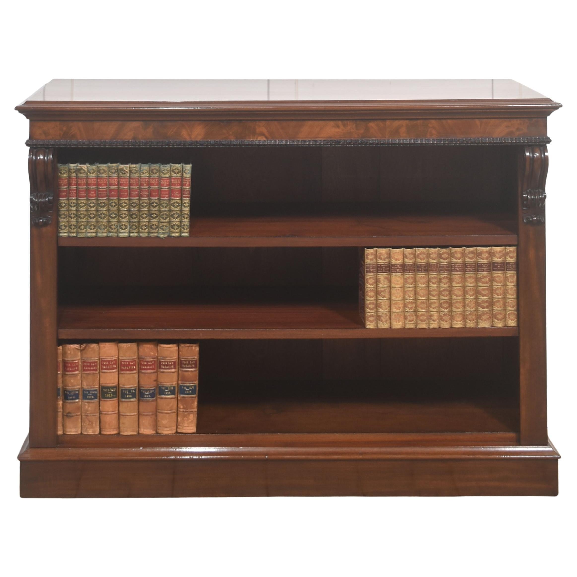 Bibliothèque ouverte en acajou sculpté