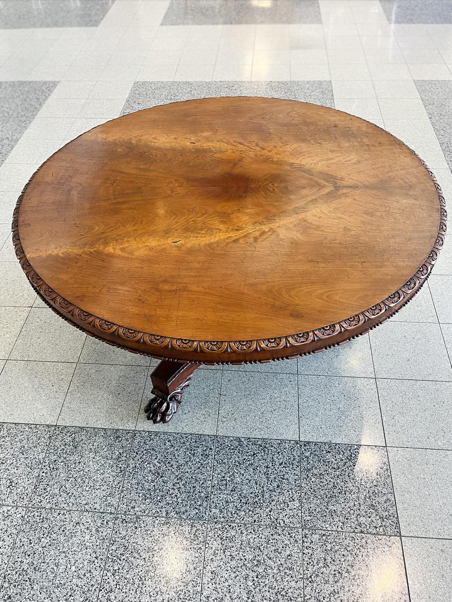 Carved Mahogany Regency Round Table In Good Condition For Sale In New York, NY