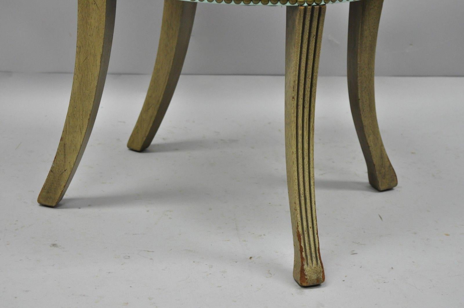 Geschnitzter Mahagoni-Stuhl im Regency-Stil mit Messinggriff und aquablauem Vinyl 'B' (Mitte des 20. Jahrhunderts) im Angebot
