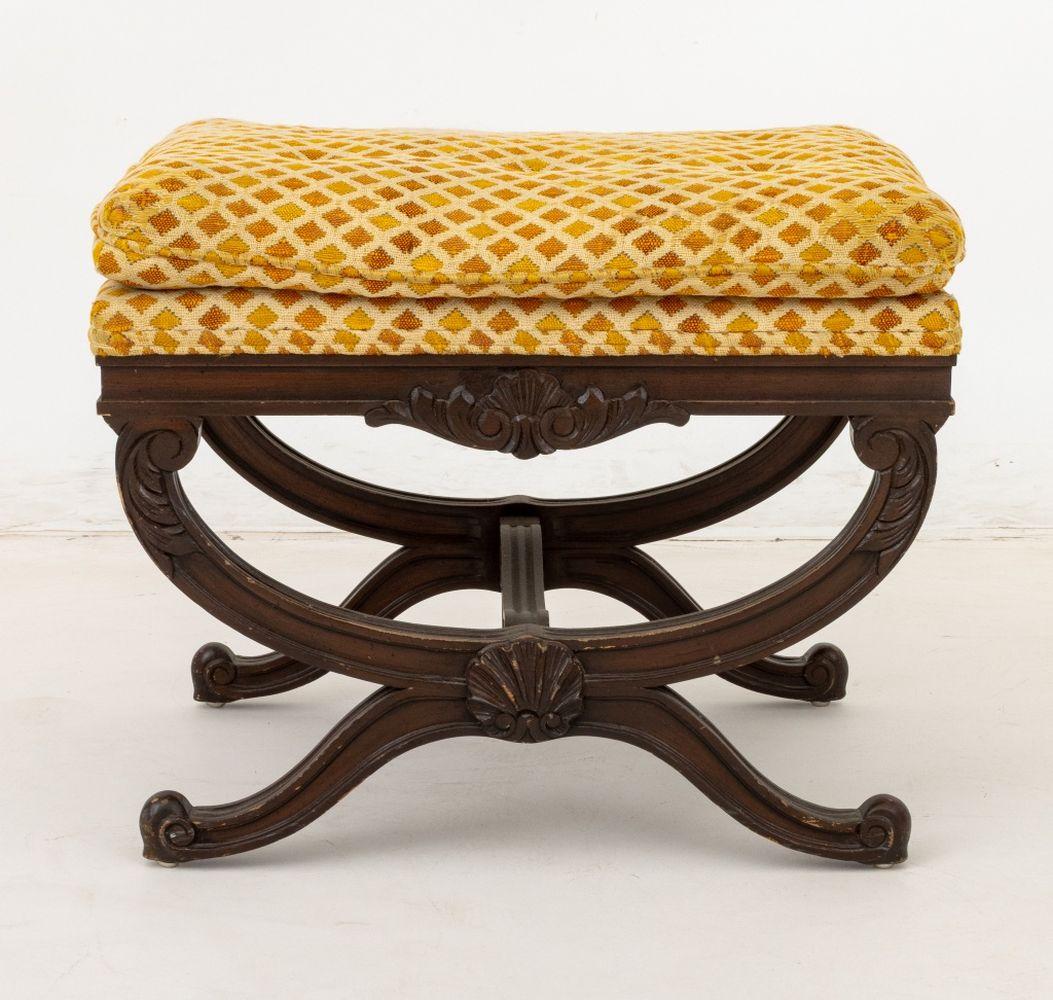 Geschnitzter Mahagoni-Hocker in X-Form, mit gepolstertem Sitz mit Rautenmuster. 18