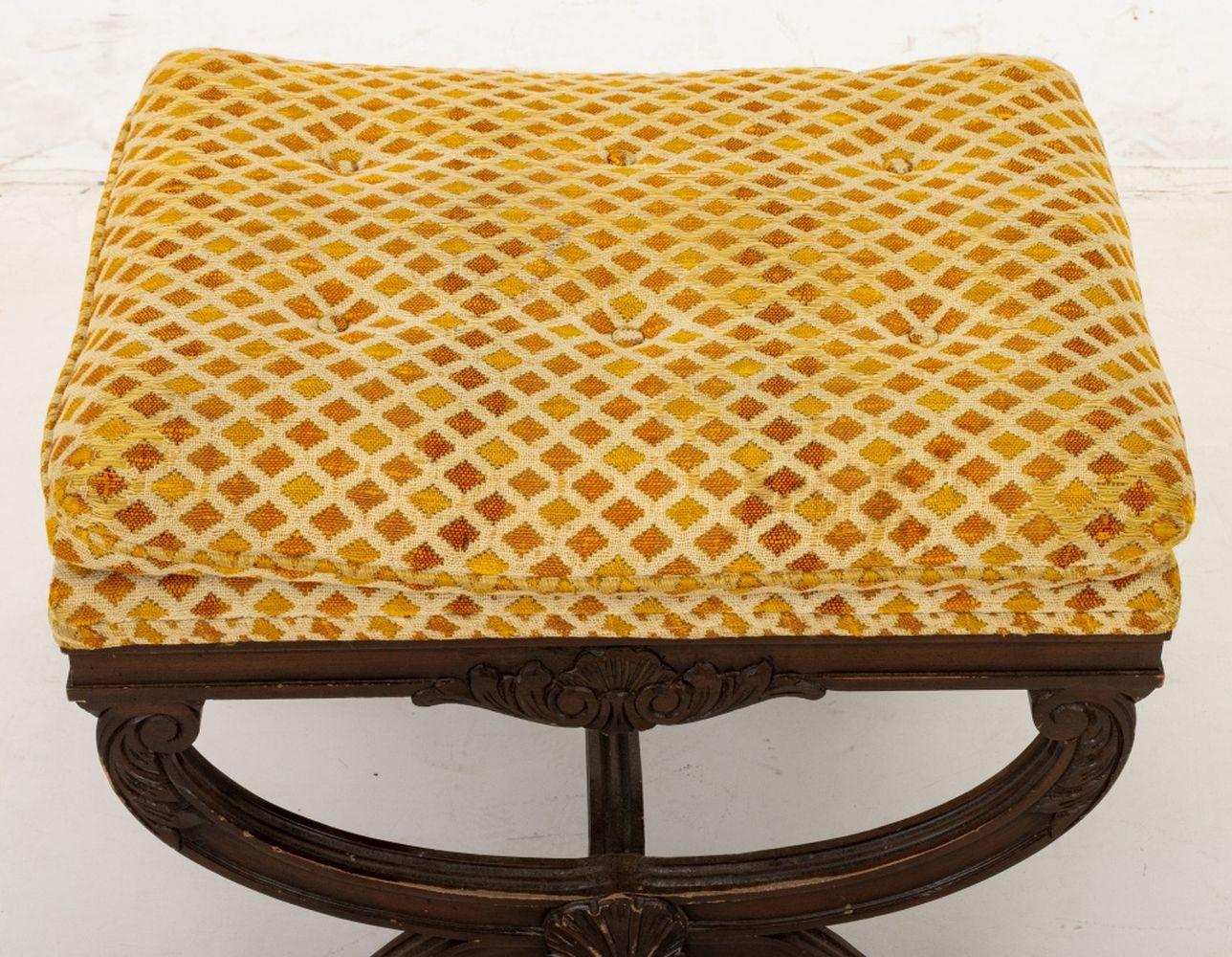 Mahagoni X-Form Hocker geschnitzt (Französisch) im Angebot
