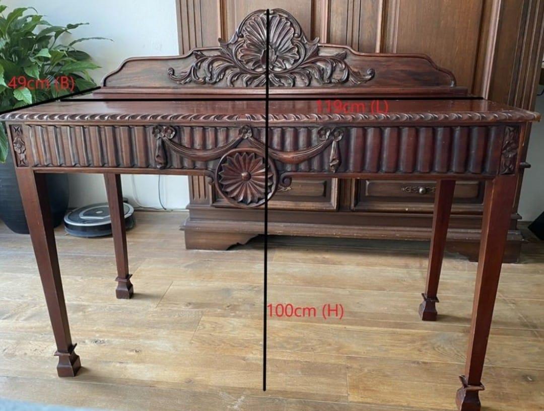 Bel tavolino in mogano intagliato.

Stile edoardiano dell'inizio del XX secolo.

Decorato con motivi floreali al centro.

