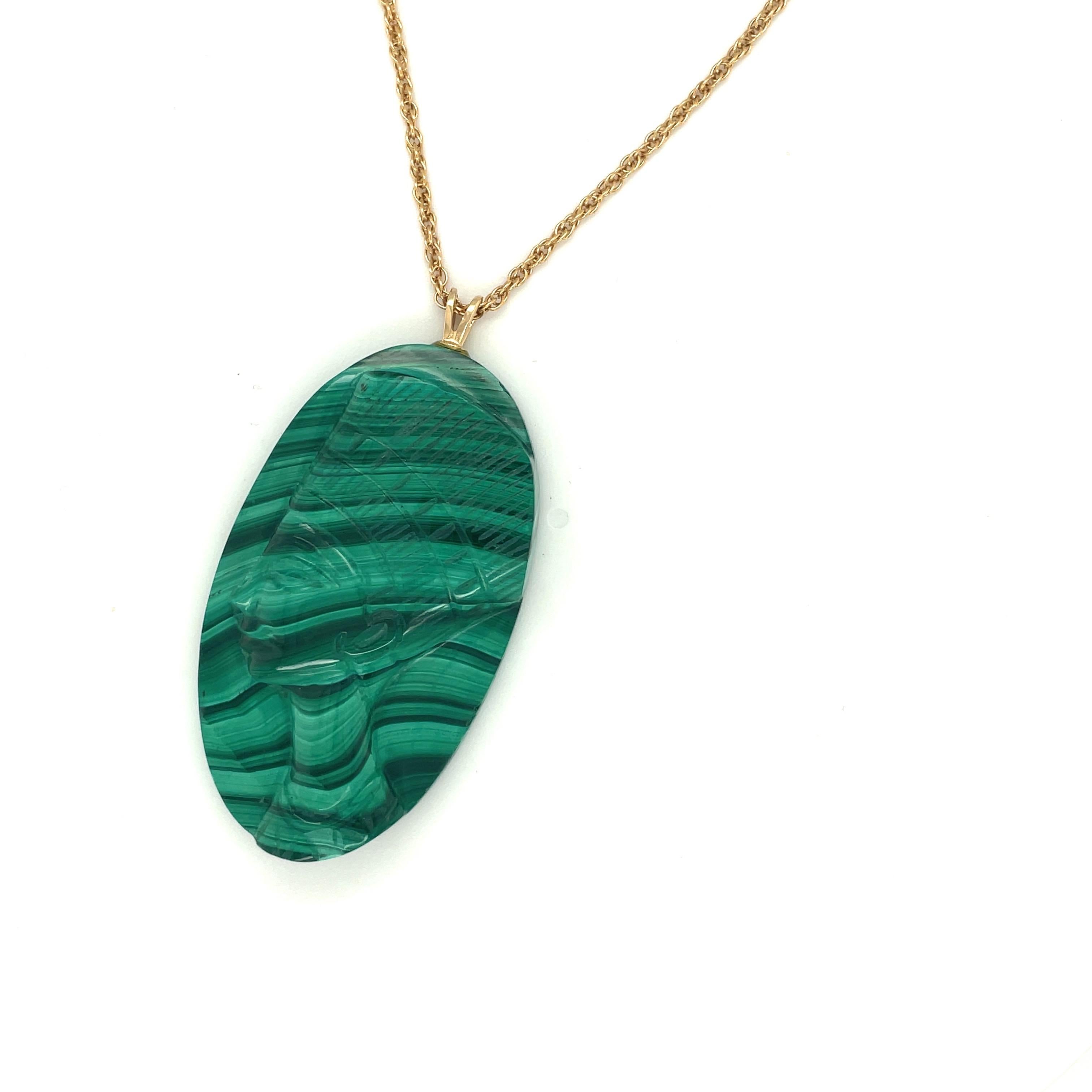 Néo-égyptien Pendentif en malachite sculptée avec motif de tête sculptée  en vente