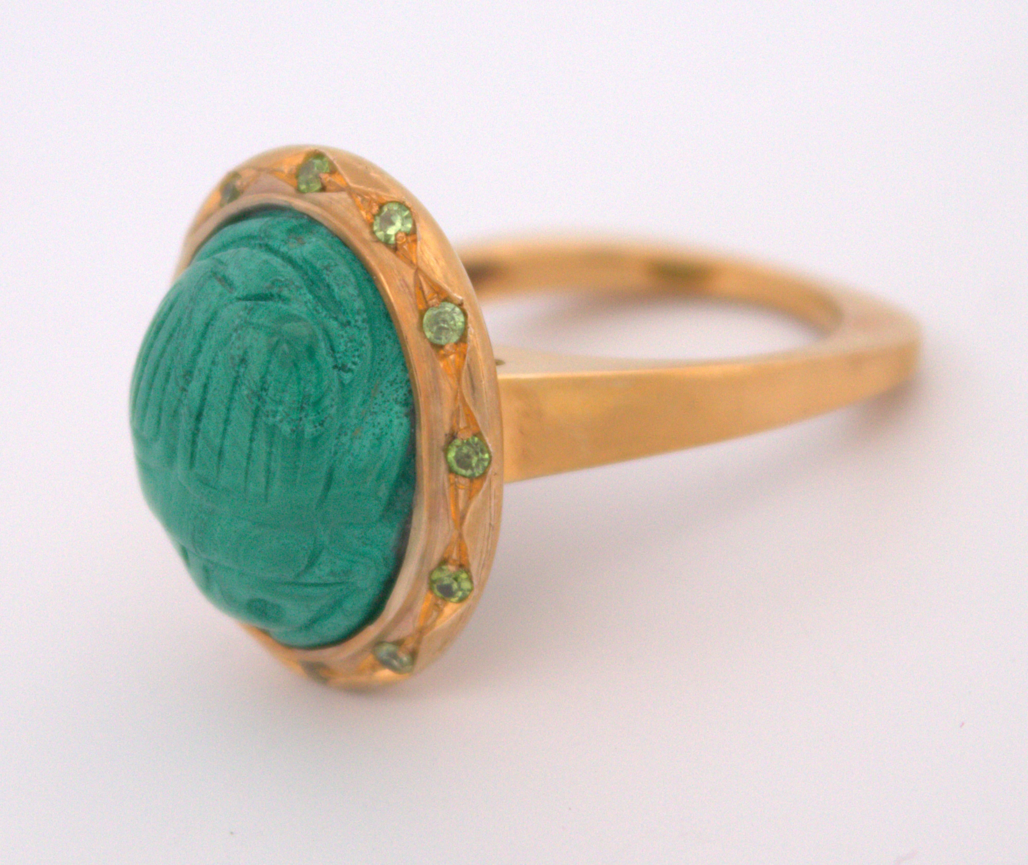 Escarabajo de Malaquita Tallada, Granate Demantoide, Anillo de Oro Amarillo de 12K en venta 6