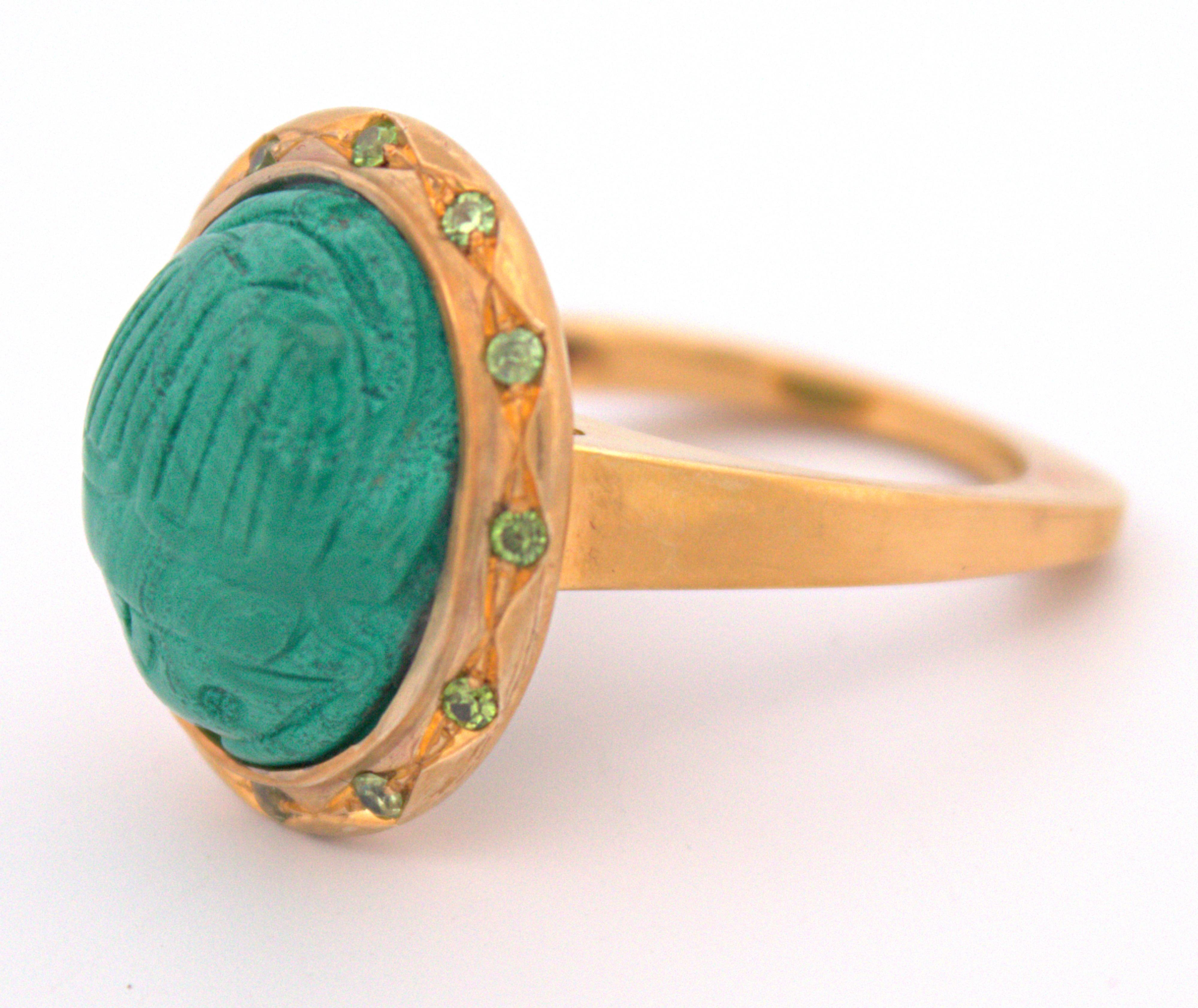 Escarabajo de Malaquita Tallada, Granate Demantoide, Anillo de Oro Amarillo de 12K en venta 7