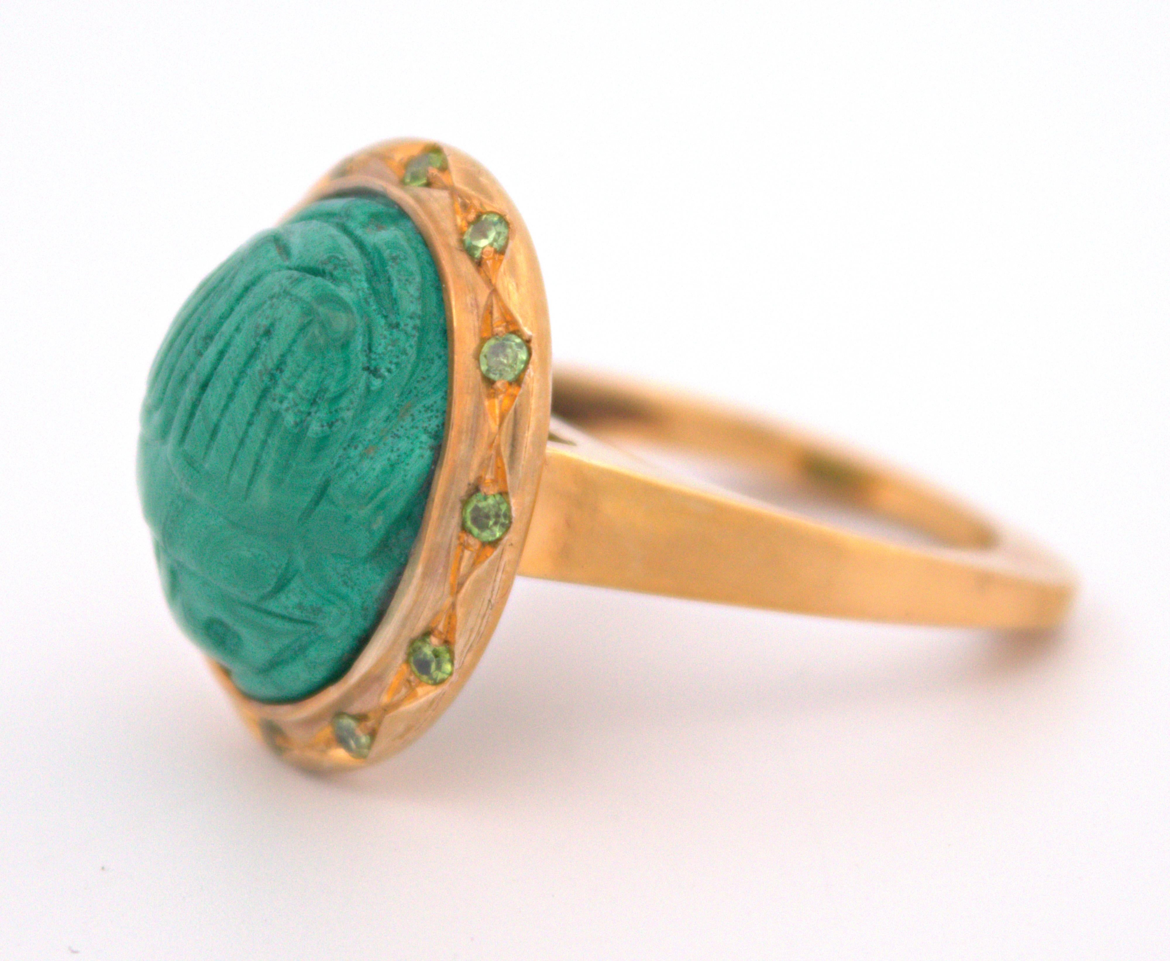 Escarabajo de Malaquita Tallada, Granate Demantoide, Anillo de Oro Amarillo de 12K en venta 8
