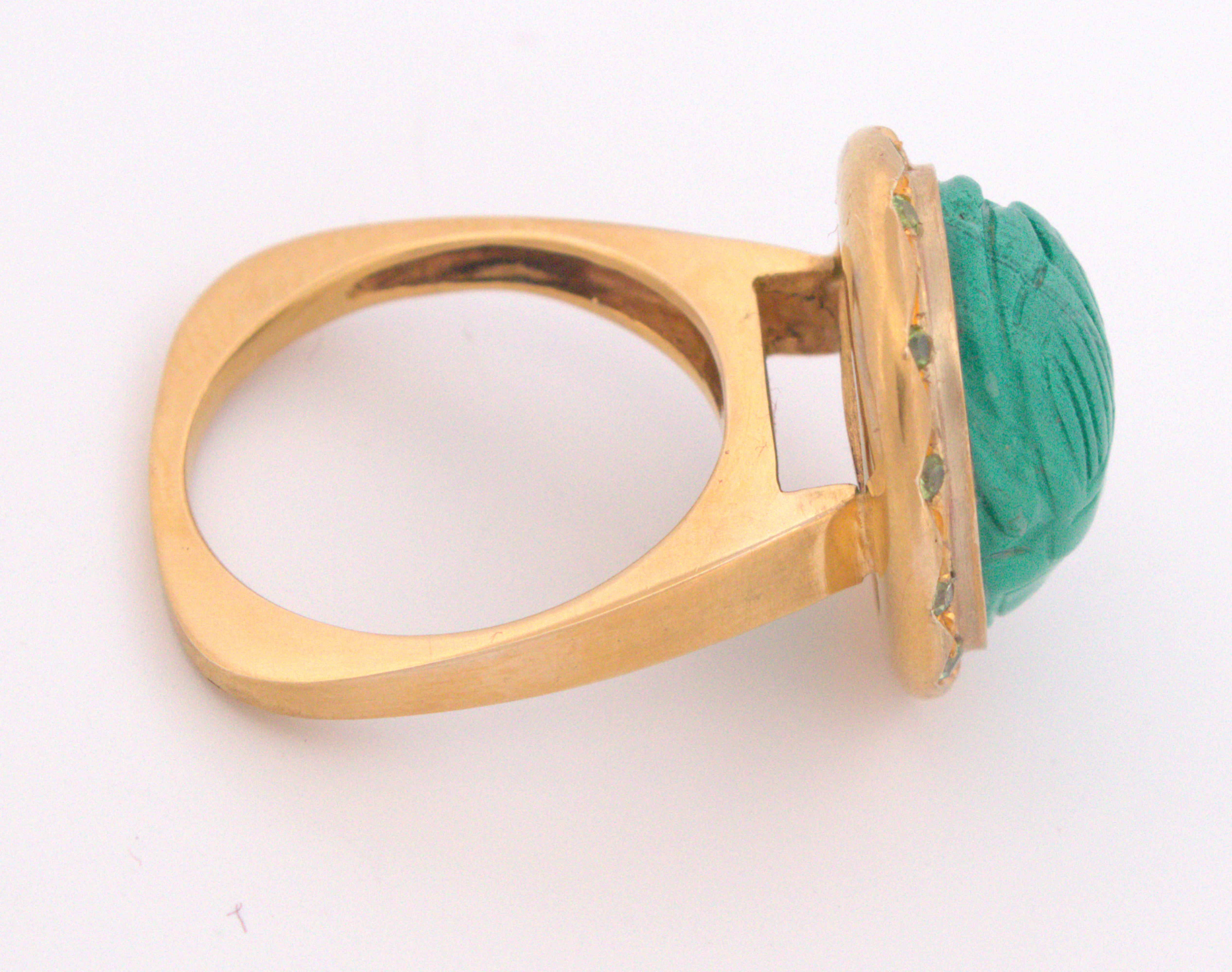 Escarabajo de Malaquita Tallada, Granate Demantoide, Anillo de Oro Amarillo de 12K en venta 11