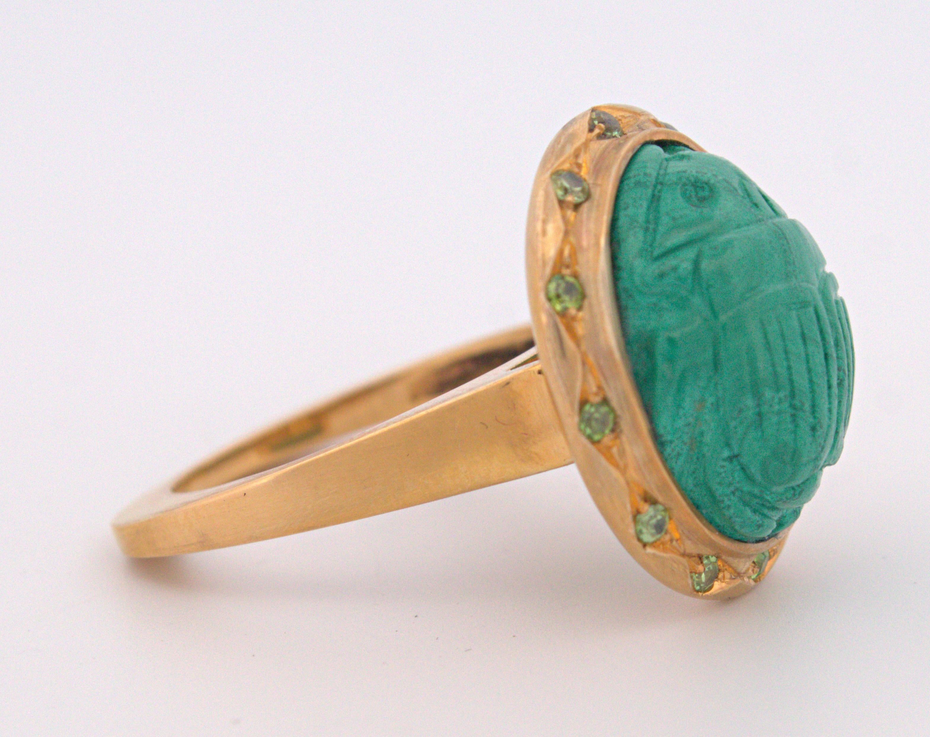 Escarabajo de Malaquita Tallada, Granate Demantoide, Anillo de Oro Amarillo de 12K Artesano en venta