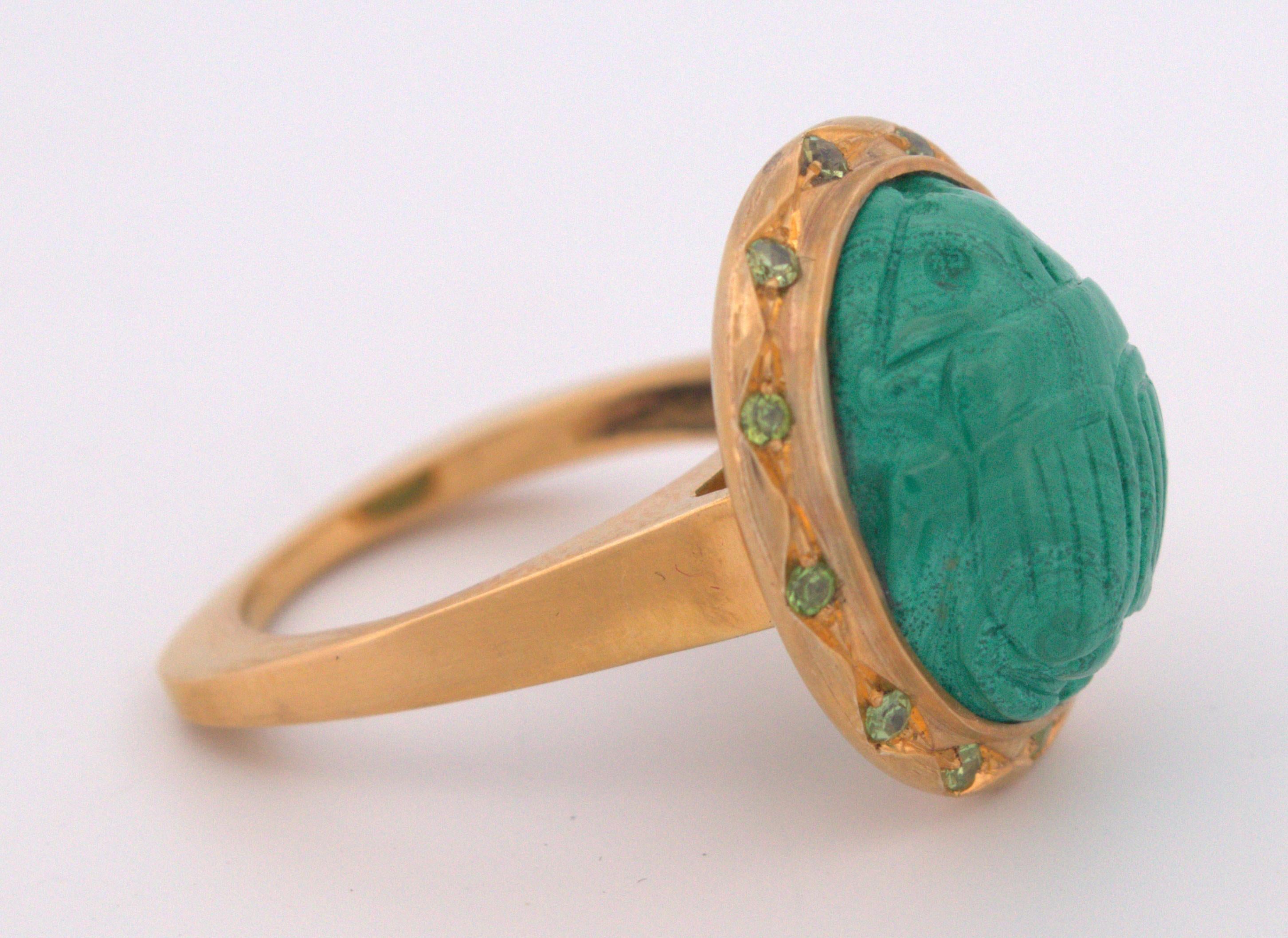 Escarabajo de Malaquita Tallada, Granate Demantoide, Anillo de Oro Amarillo de 12K Corte mixto en venta