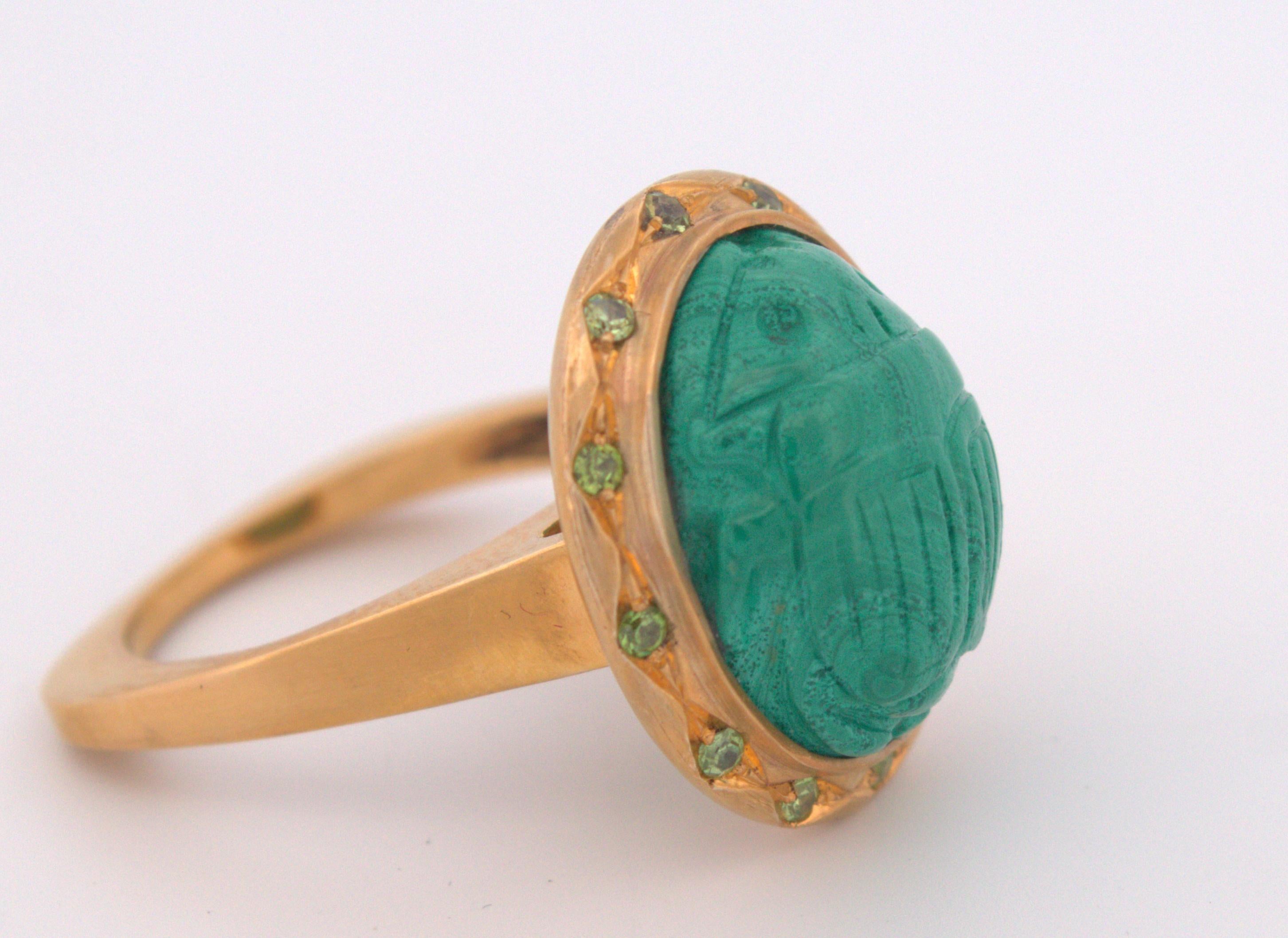 Escarabajo de Malaquita Tallada, Granate Demantoide, Anillo de Oro Amarillo de 12K en Bueno estado para la venta en Pleasant Hill, CA
