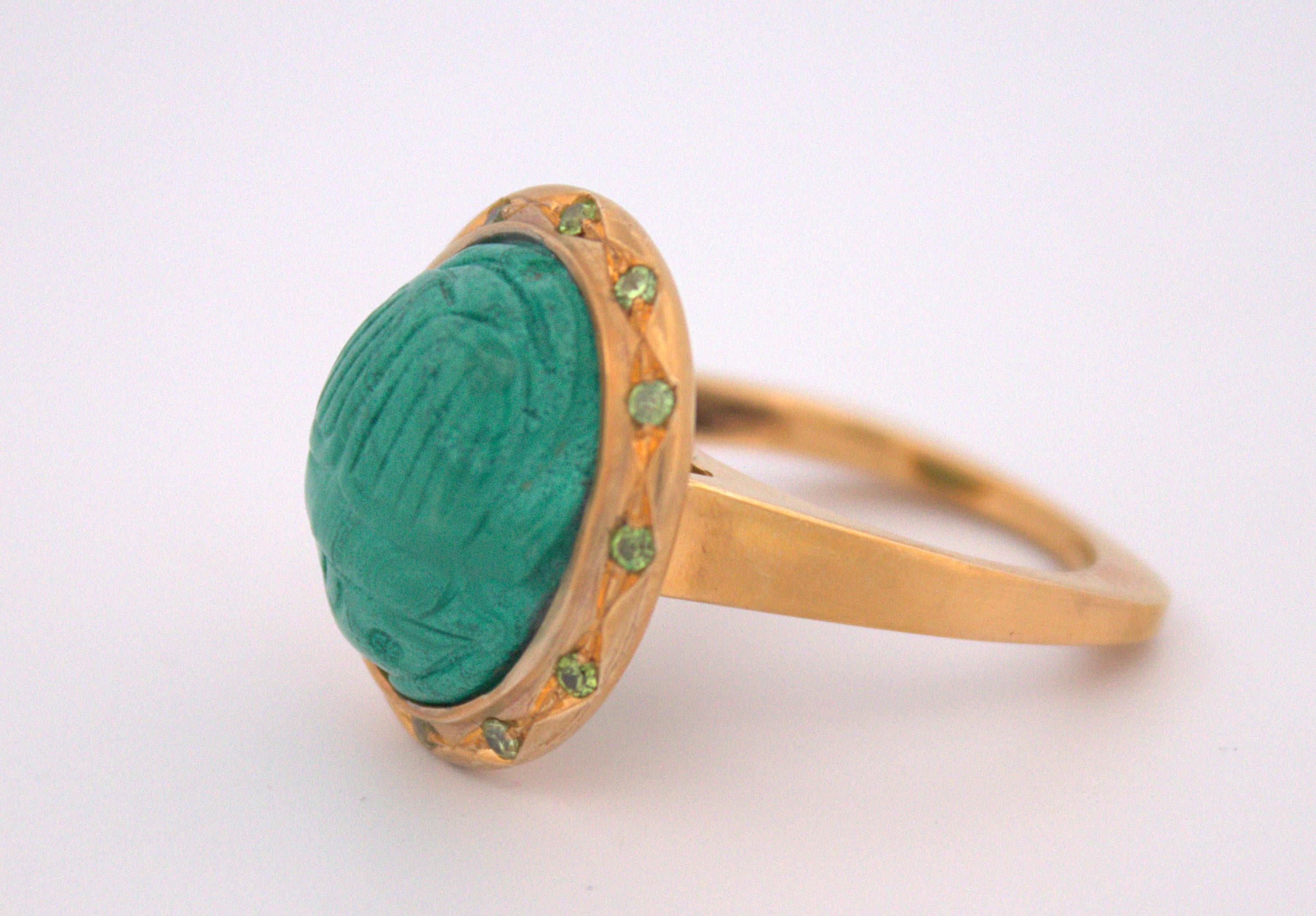 Femenino o masculino Escarabajo de Malaquita Tallada, Granate Demantoide, Anillo de Oro Amarillo de 12K en venta