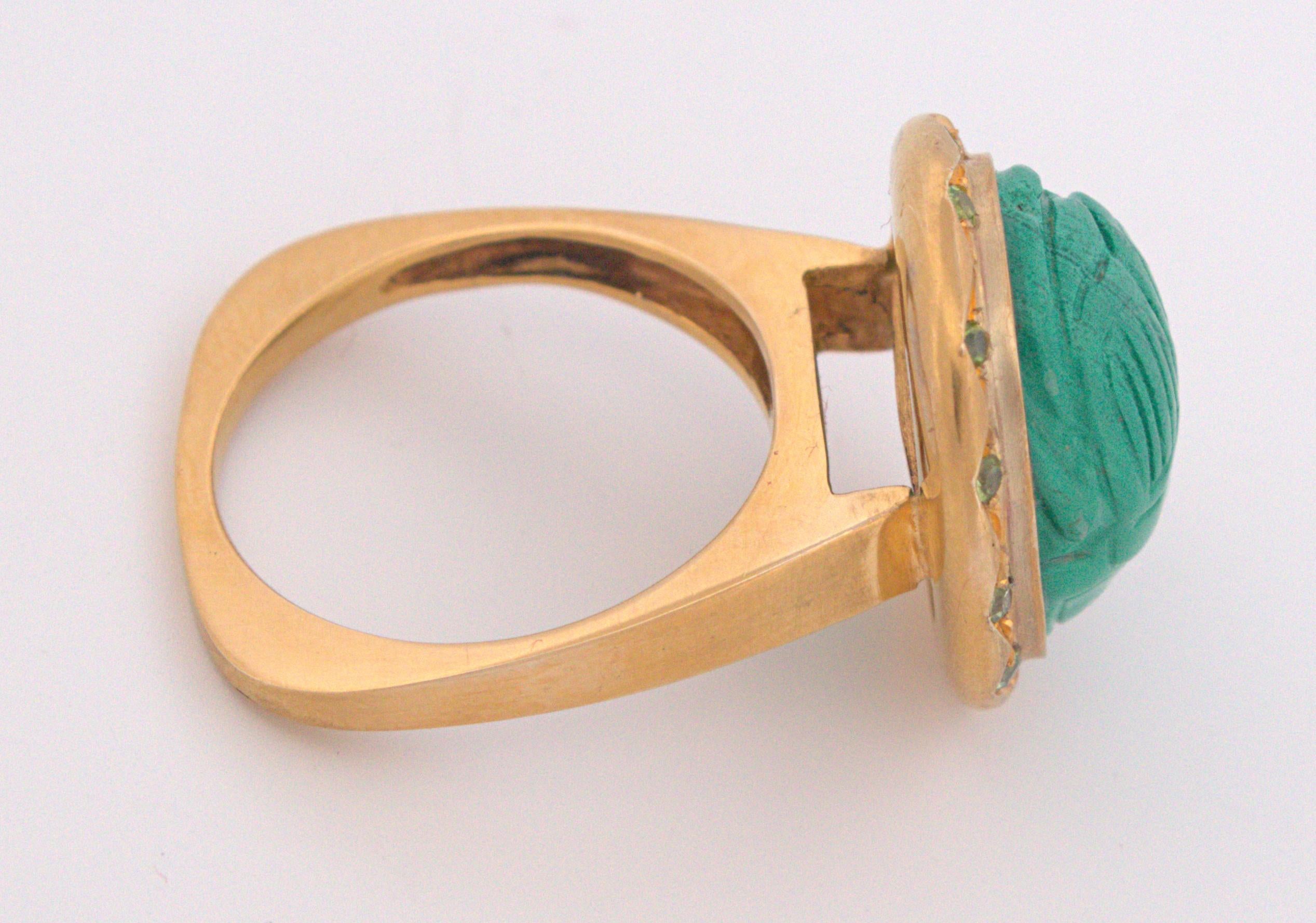 Escarabajo de Malaquita Tallada, Granate Demantoide, Anillo de Oro Amarillo de 12K en venta 1