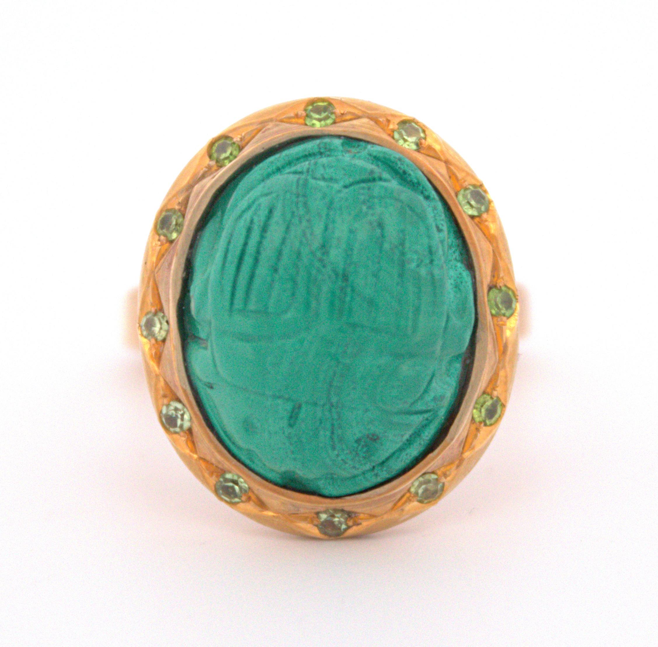 Escarabajo de Malaquita Tallada, Granate Demantoide, Anillo de Oro Amarillo de 12K en venta 2
