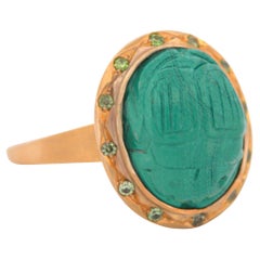 Scarabeo di malachite intagliato, granato demantoide, anello in oro giallo 12 carati