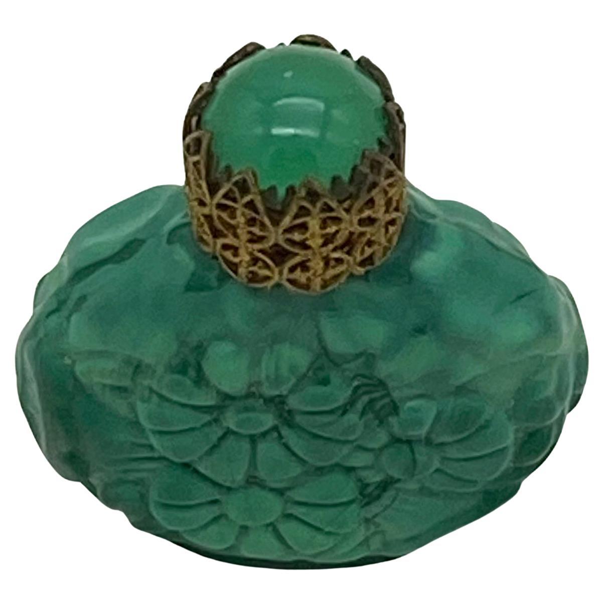 Questa è una tabacchiera in pietra malachite intagliata. Il corpo di questa bottiglietta in stile cinese presenta un motivo a tre fiori intagliati. Il CAP è dotato di un piano in vetro e pietra ed è  avvolto da una filigrana di ottone. Manca un