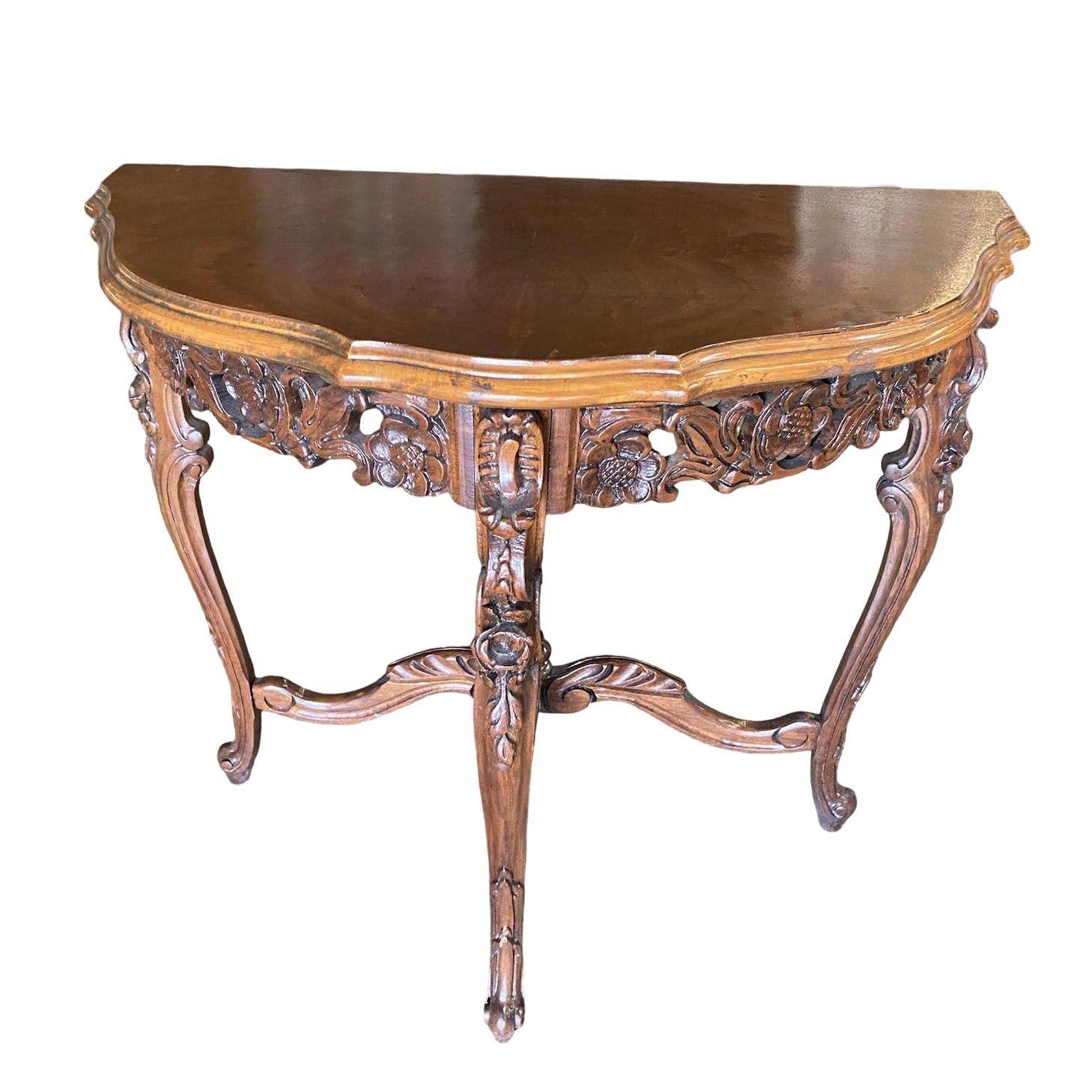 This beautiful Console Table is made out of solid wood with walnut veneer, and it is in good condition. The Table has a Traditional half moon shape, hand carving, Queen Anne feet, and light dark stain finish.