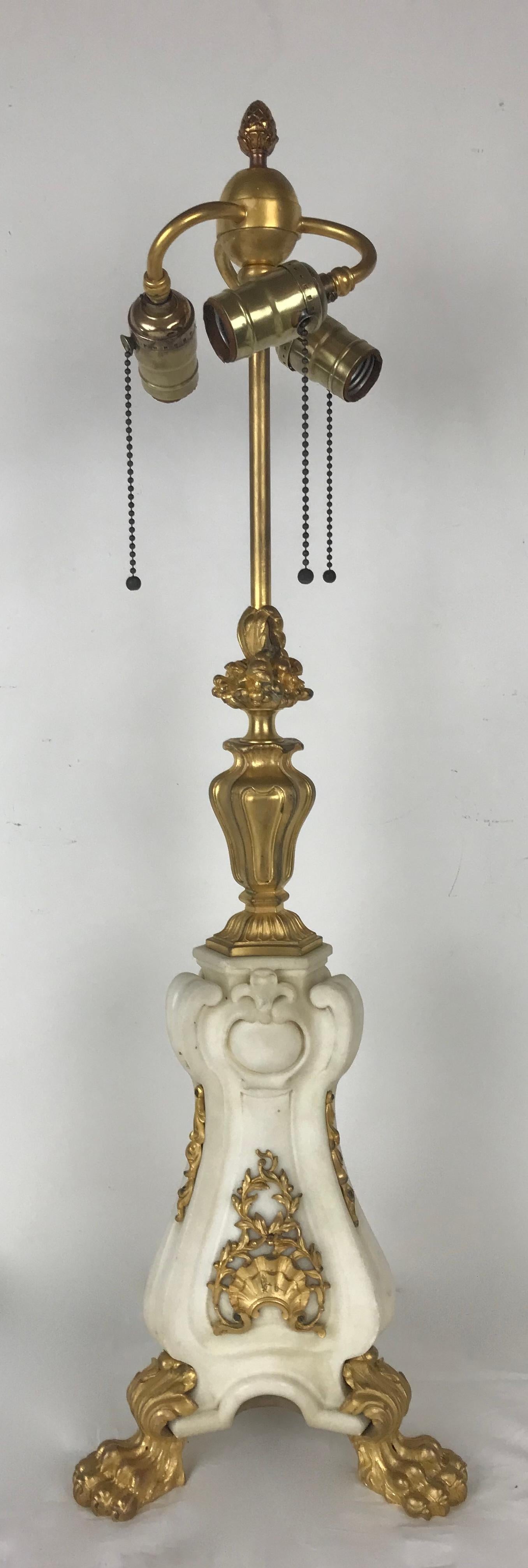 Lámpara de mármol tallado y bronce dorado estilo Luis XV Att. a E. F. A Caldwell Desconocido en venta