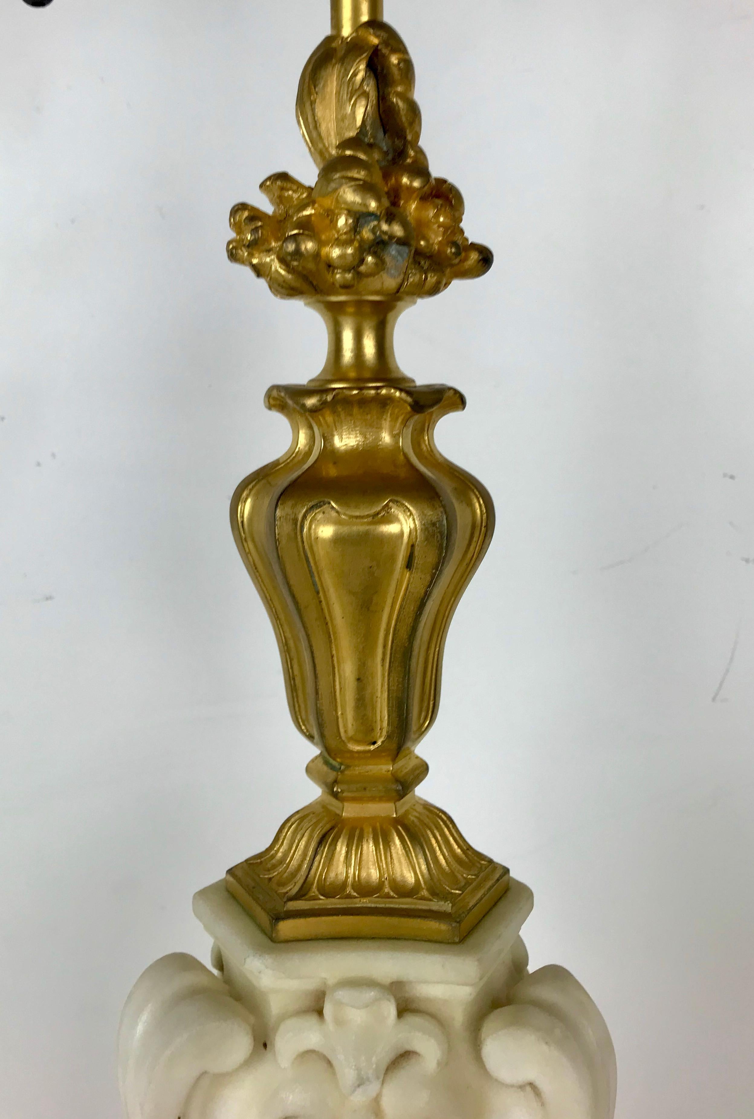 Lámpara de mármol tallado y bronce dorado estilo Luis XV Att. a E. F. A Caldwell siglo XX en venta