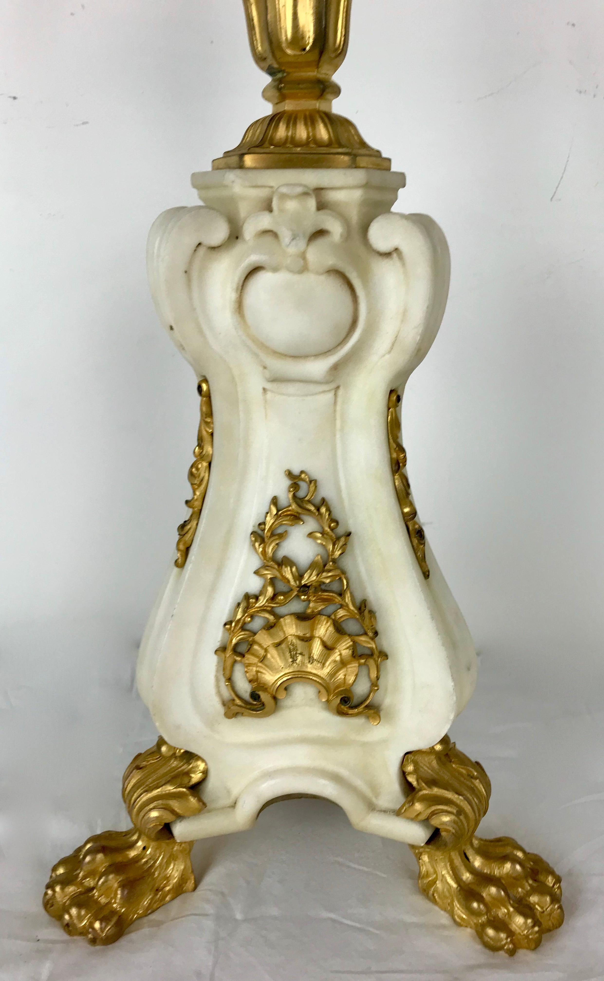 Lámpara de mármol tallado y bronce dorado estilo Luis XV Att. a E. F. A Caldwell Mármol de Carrara en venta