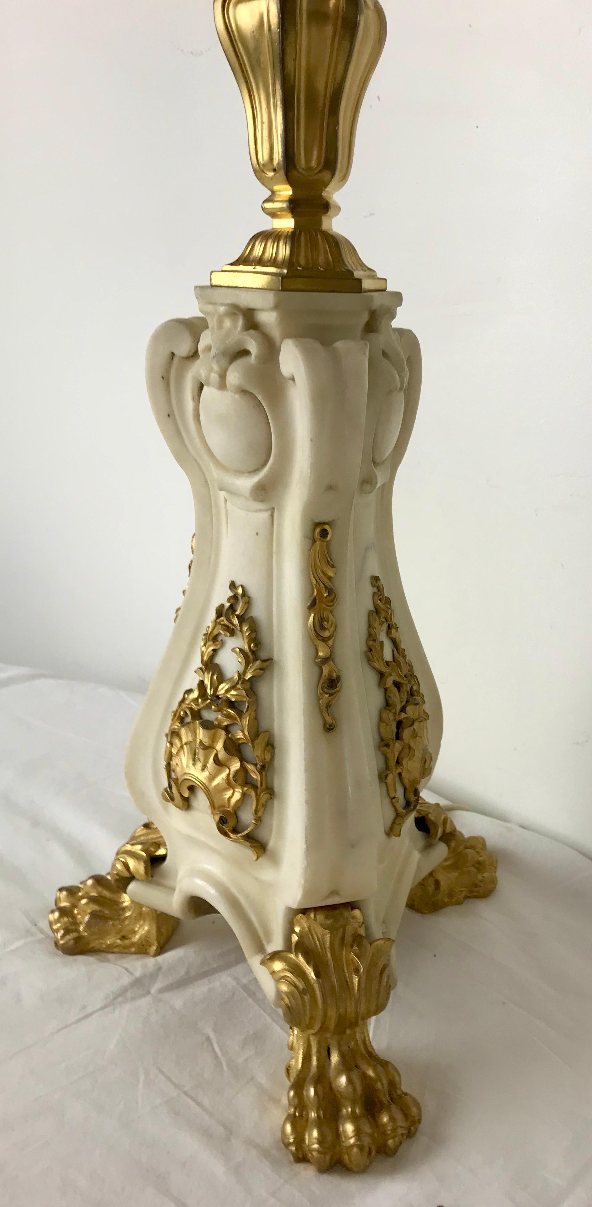 Lámpara de mármol tallado y bronce dorado estilo Luis XV Att. a E. F. A Caldwell en venta 1