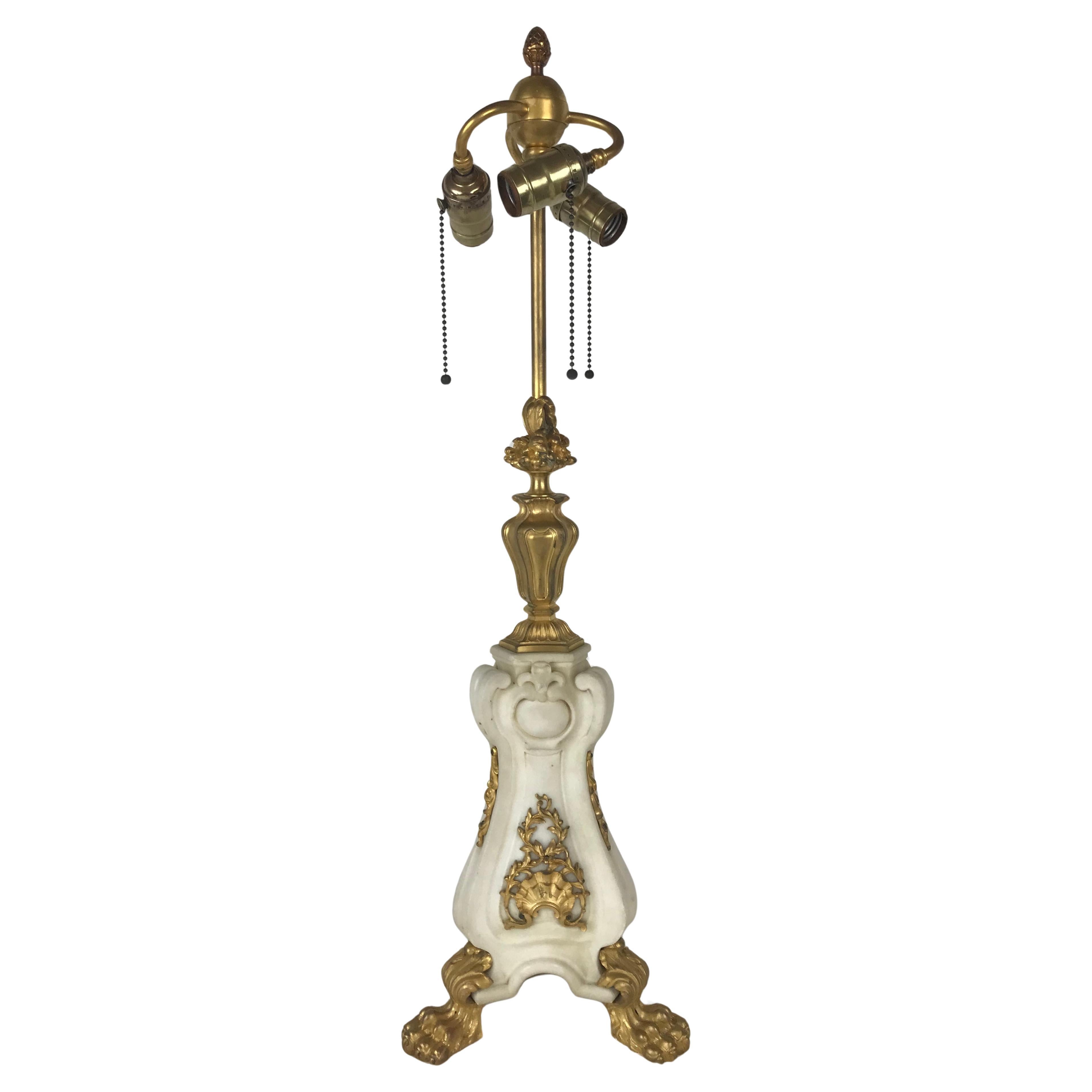 Lampe aus geschnitztem Marmor und vergoldeter Bronze im Louis-XV-Stil, Att. an E.F.F. Caldwell