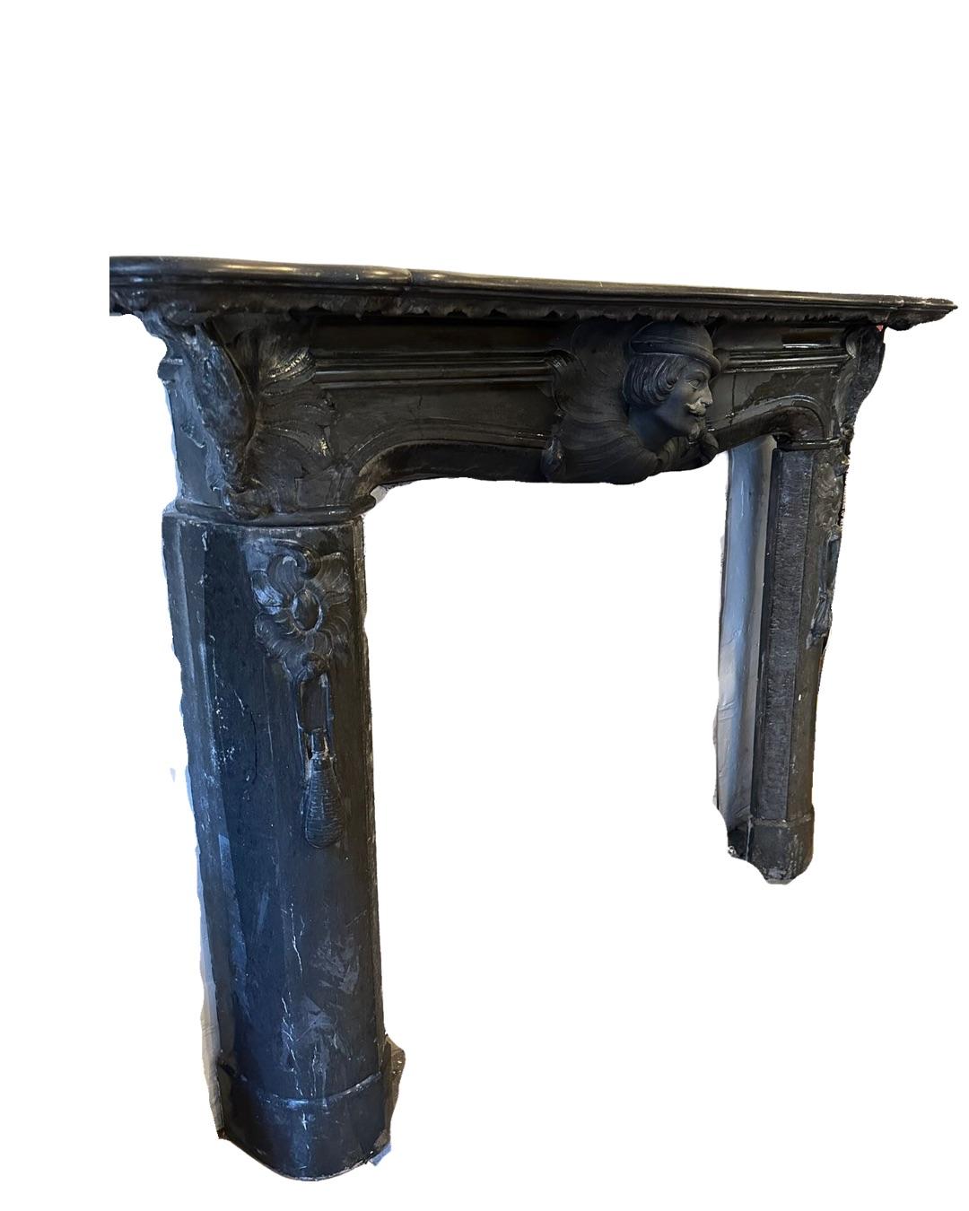 Autrichien Cheminée autrichienne en marbre sculpté en vente