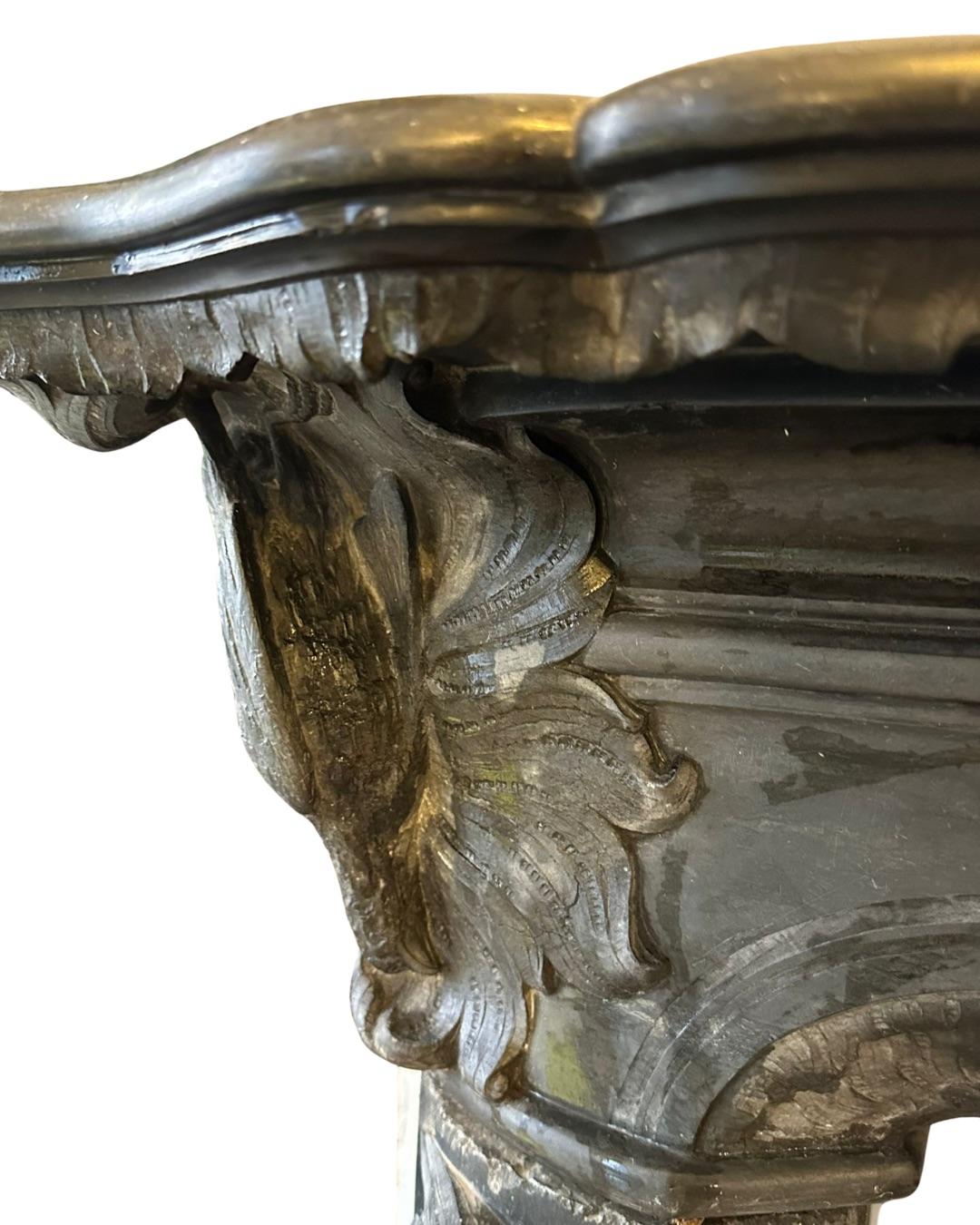 Sculpté Cheminée autrichienne en marbre sculpté en vente
