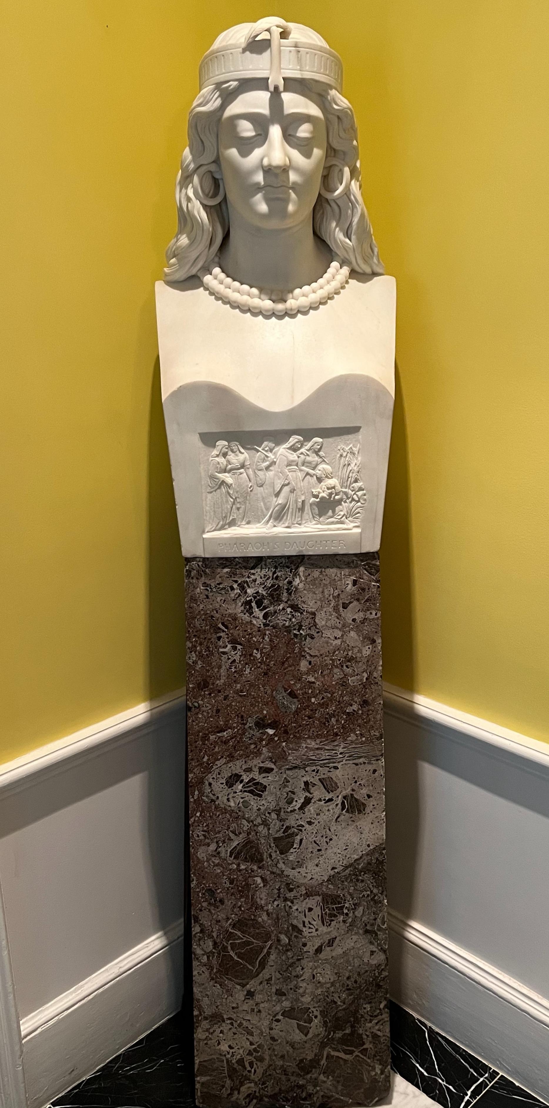 Mouvement esthétique Buste de la fille du pharaon sur socle/ piédestal en marbre sculpté, deux pièces en vente