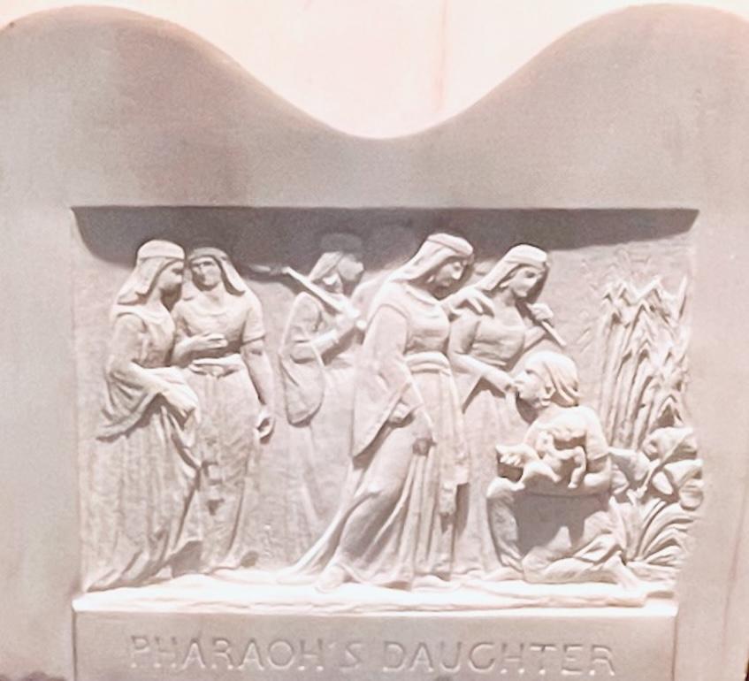 Anglais Buste de la fille du pharaon sur socle/ piédestal en marbre sculpté, deux pièces en vente
