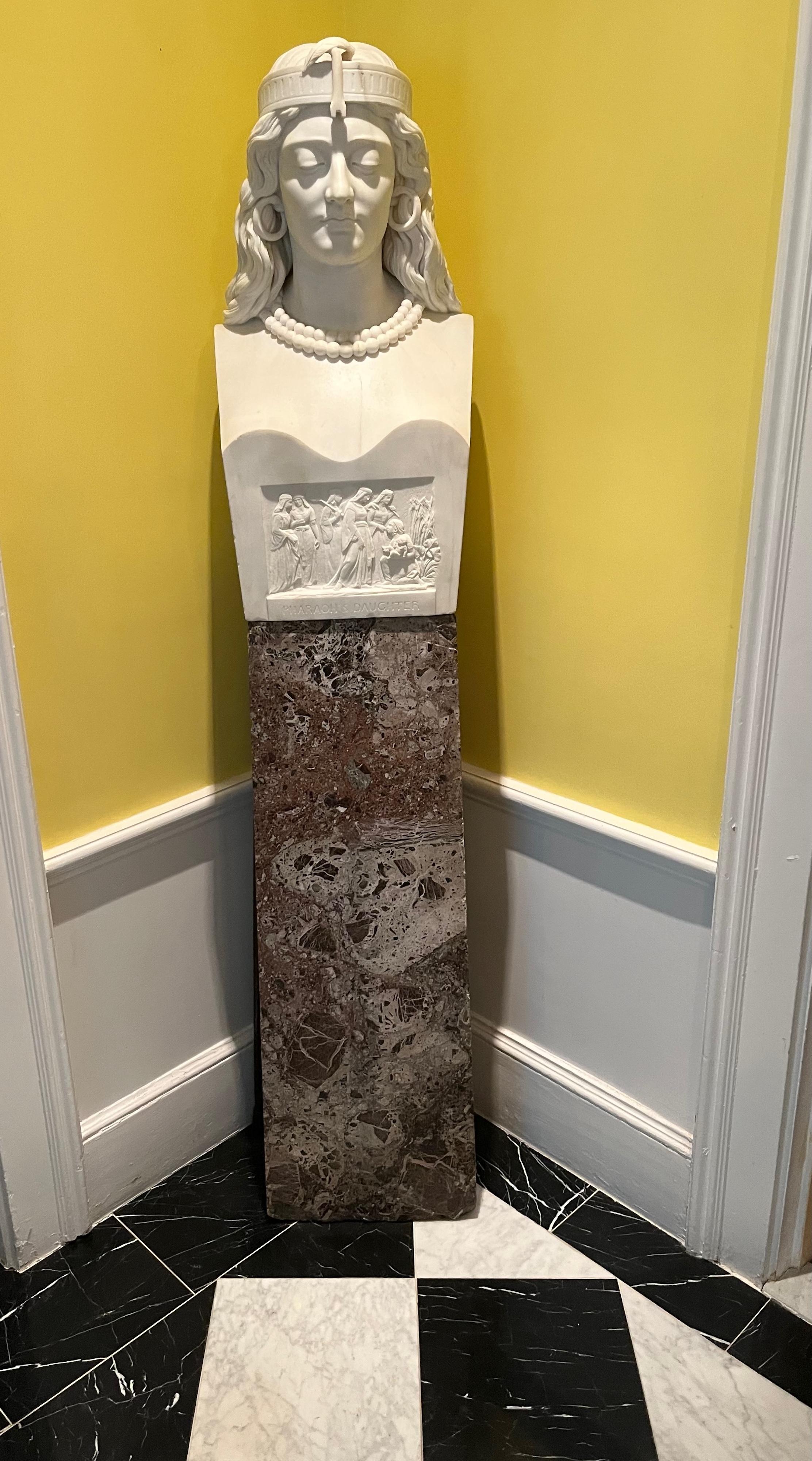 Sculpté Buste de la fille du pharaon sur socle/ piédestal en marbre sculpté, deux pièces en vente