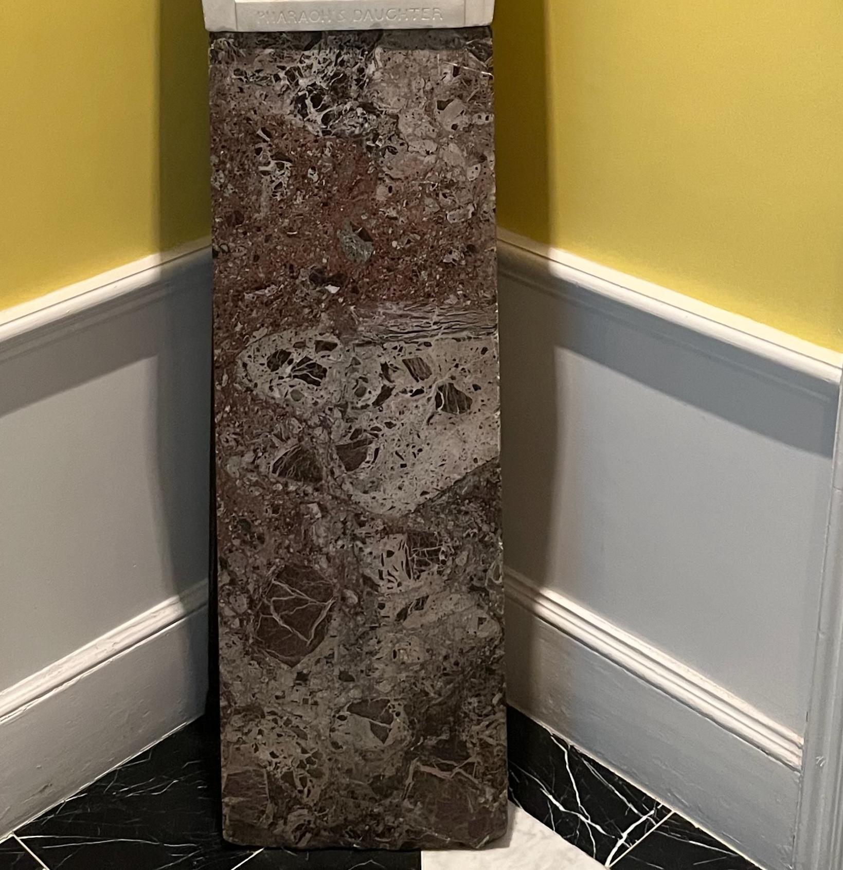 Buste de la fille du pharaon sur socle/ piédestal en marbre sculpté, deux pièces Bon état - En vente à Nashua, NH