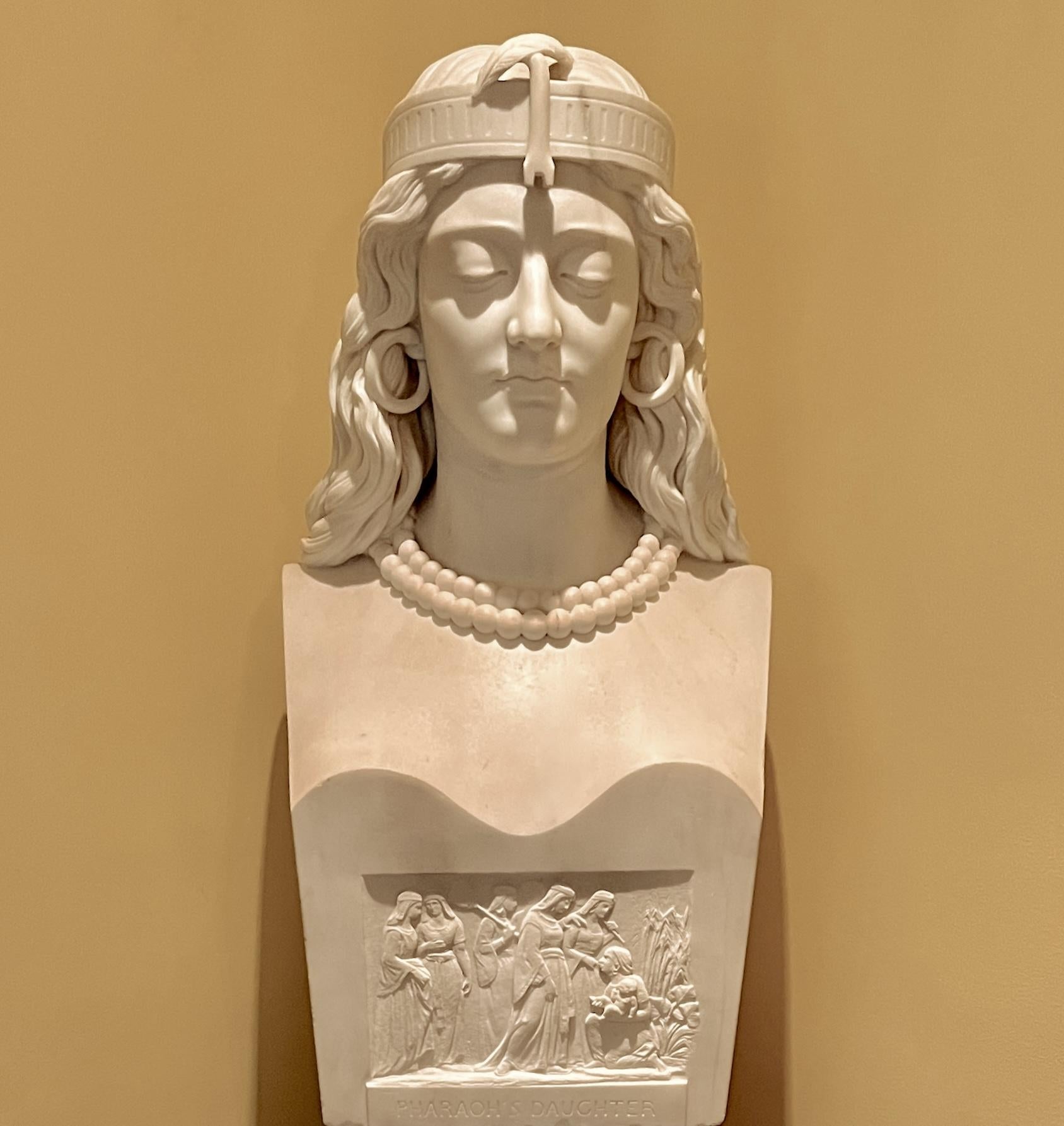 XIXe siècle Buste de la fille du pharaon sur socle/ piédestal en marbre sculpté, deux pièces en vente