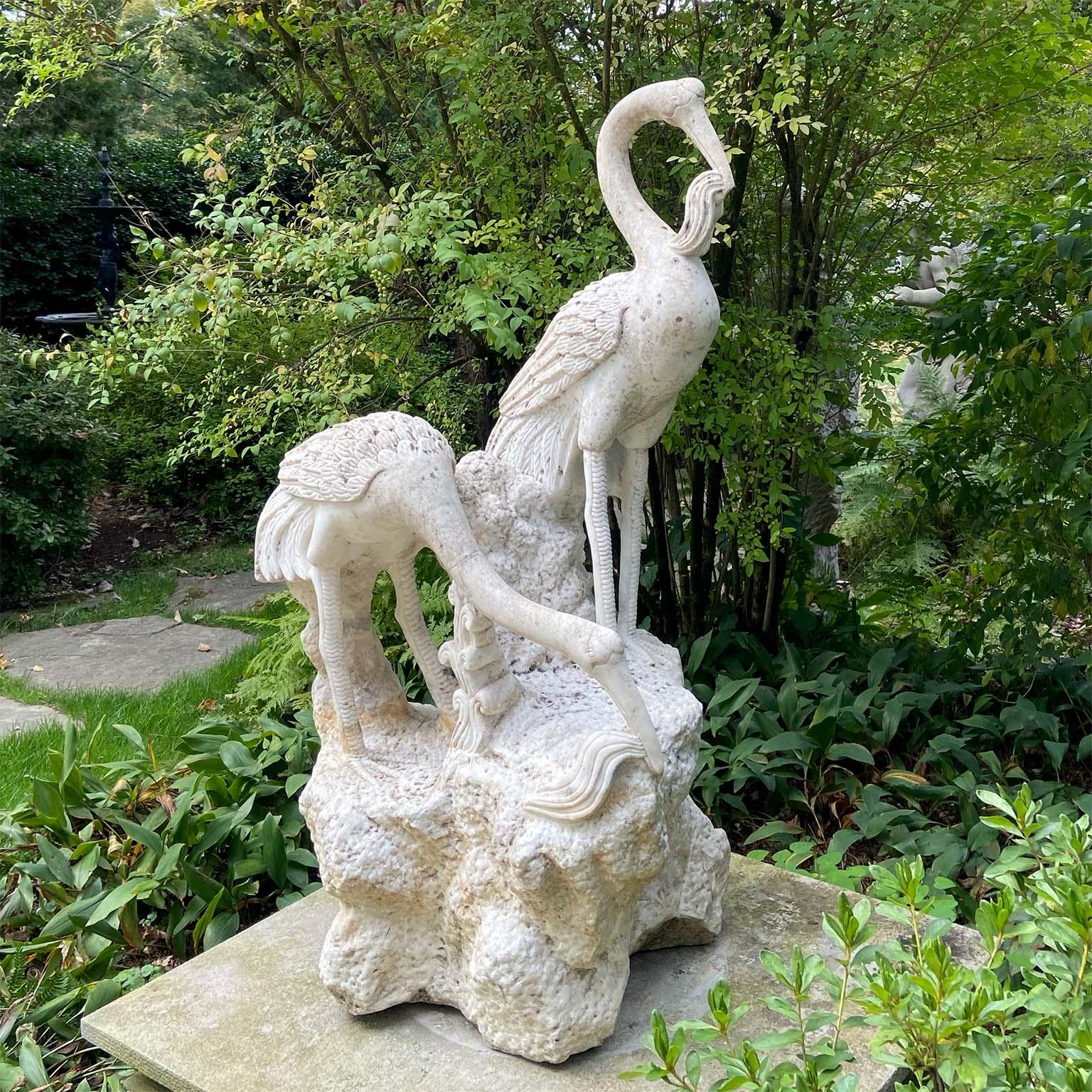 Néoclassique Des grues en marbre sculptées sur socle en roche