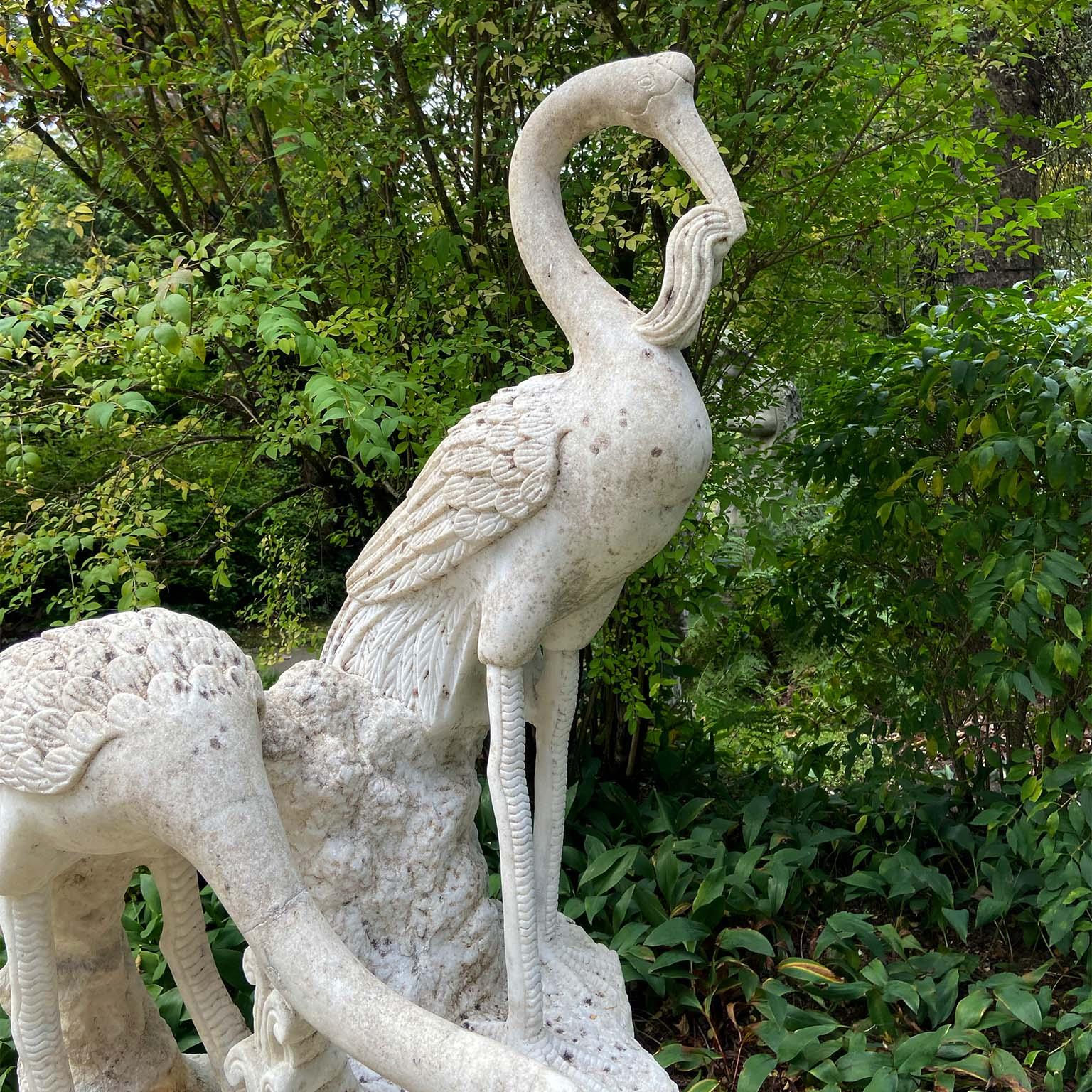 Sculpté Des grues en marbre sculptées sur socle en roche