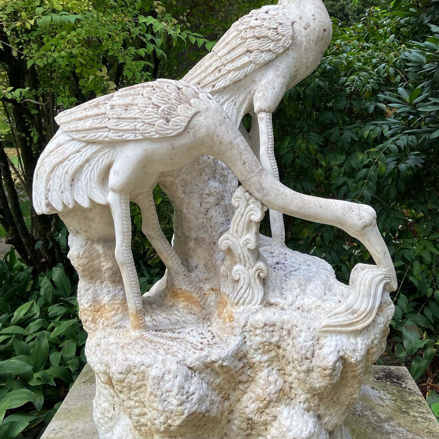 Des grues en marbre sculptées sur socle en roche Bon état à Katonah, NY