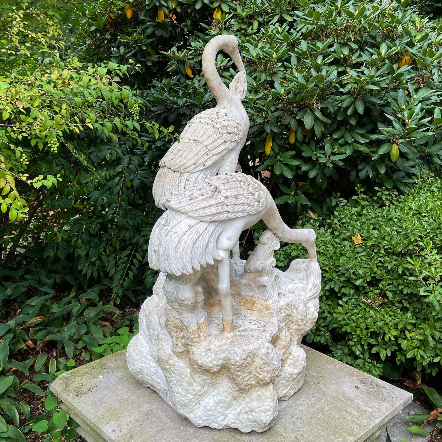 Début du 20ème siècle Des grues en marbre sculptées sur socle en roche