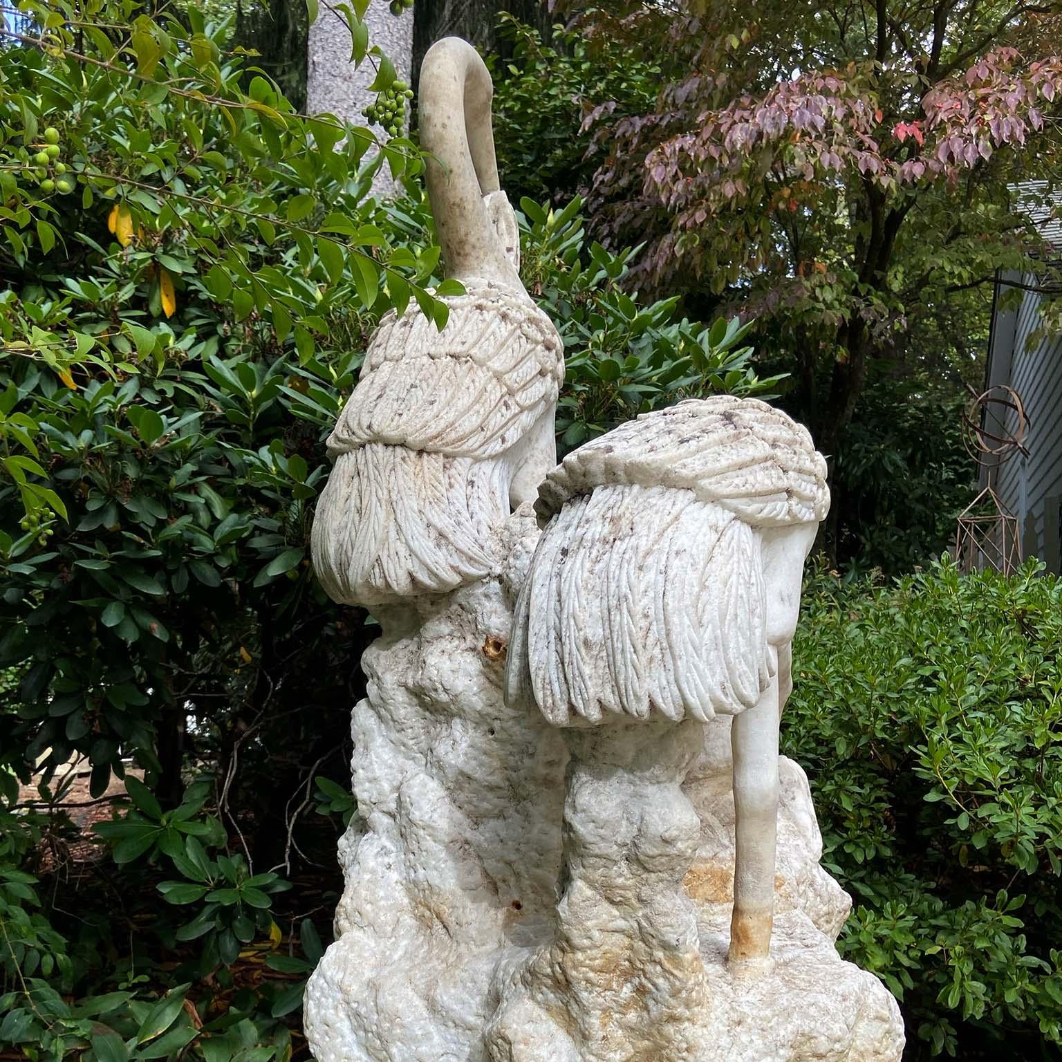 Marbre Des grues en marbre sculptées sur socle en roche