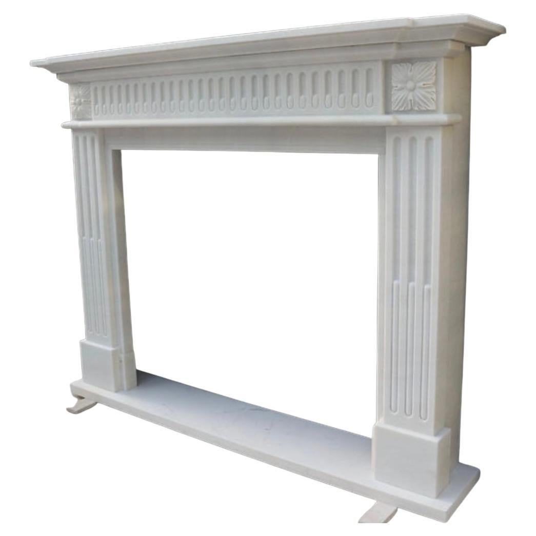 La cheminée de style européen en marbre sculpté, fabriquée à partir de marbre de première qualité, dégage une élégance classique et un charme d'antan. Ses sculptures détaillées, inspirées du design européen traditionnel, présentent des volutes