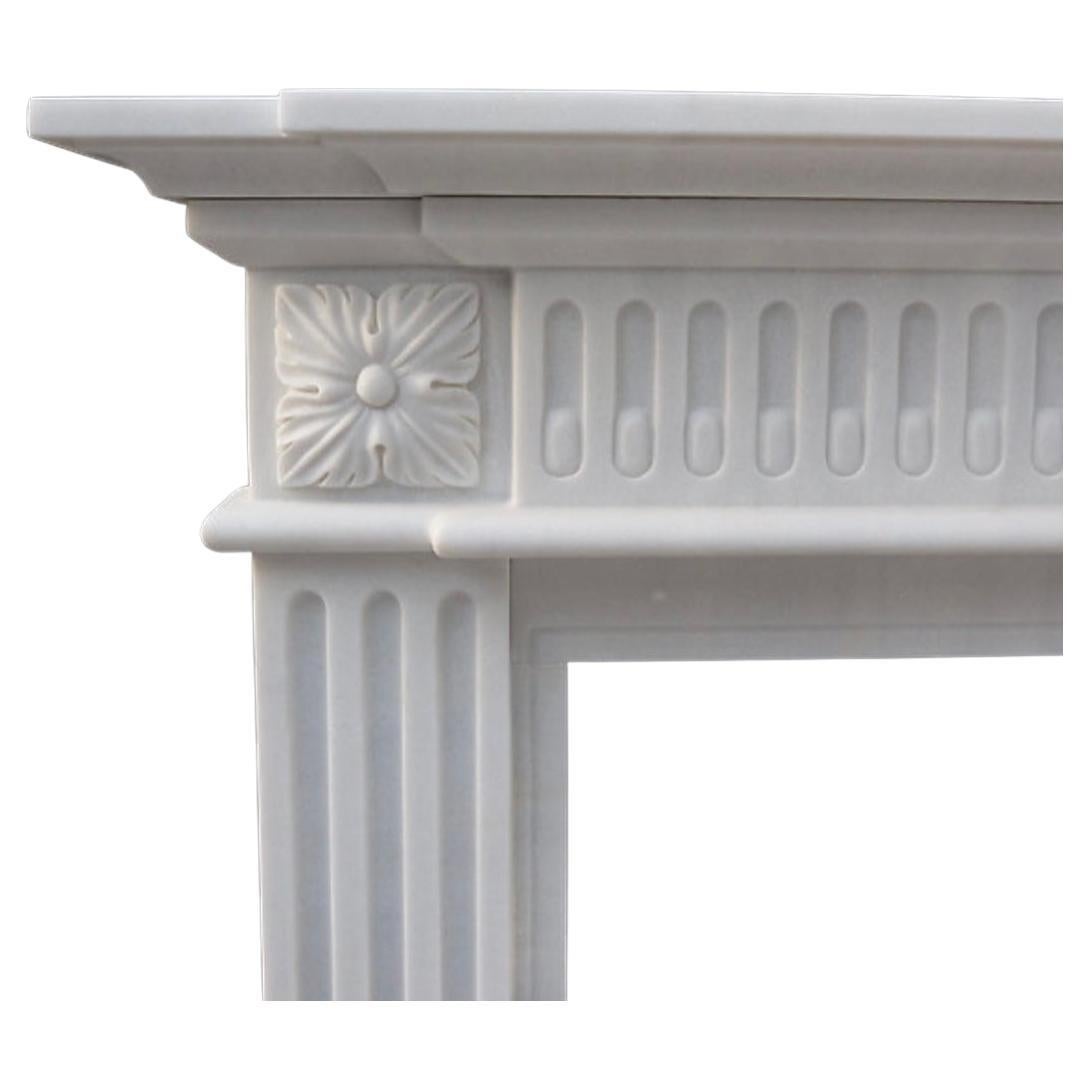 Européen Cheminée de style européen en marbre sculpté en vente