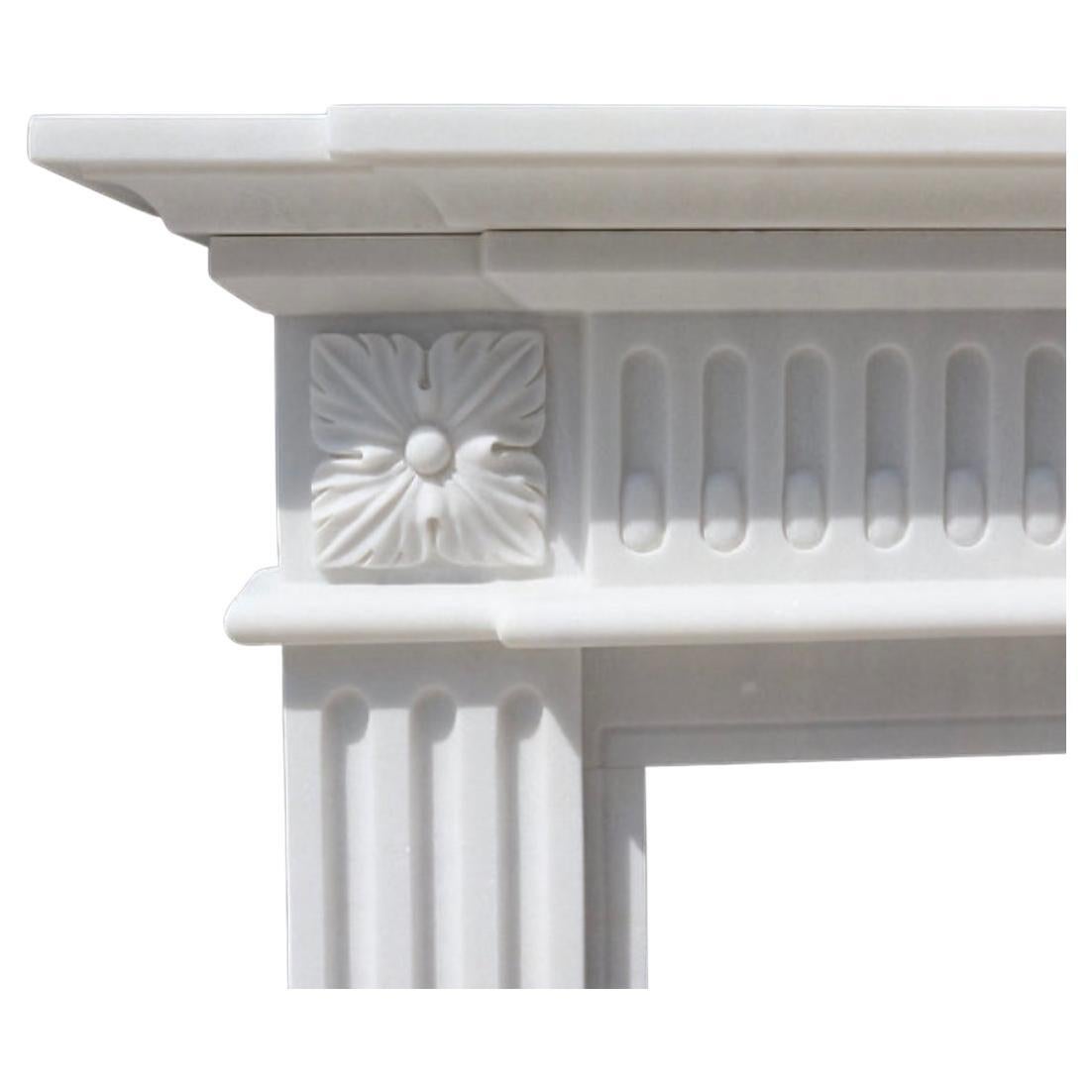 Sculpté à la main Cheminée de style européen en marbre sculpté en vente