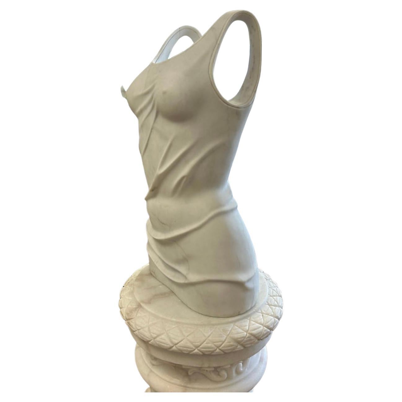 Una statua di Silhouette femminile in marmo scolpito è una scultura elegante e finemente dettagliata che cattura la forma aggraziata di una donna, spesso resa in marmo liscio e lucidato. La statua presenta in genere una rappresentazione stilizzata o