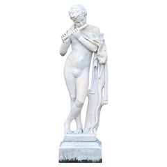 Figure d'un faune en marbre sculpté, inspirée de l'original ancien