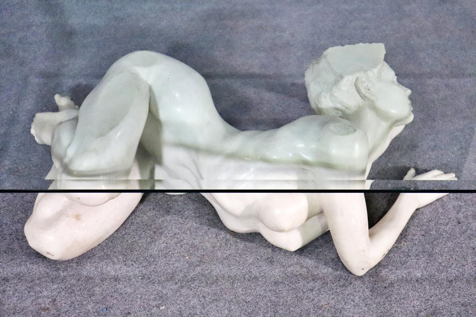 Geschnitzte Marmorfigur einer nackten Frau, Couchtisch mit Glasplatte  im Angebot 4