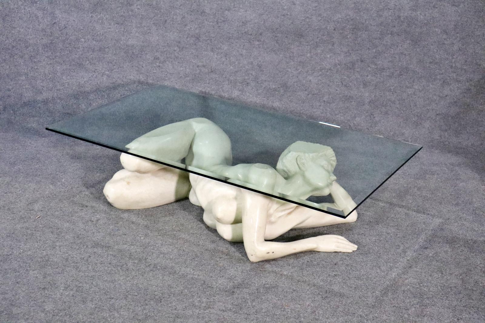 Geschnitzte Marmorfigur einer nackten Frau, Couchtisch mit Glasplatte  (Postmoderne) im Angebot