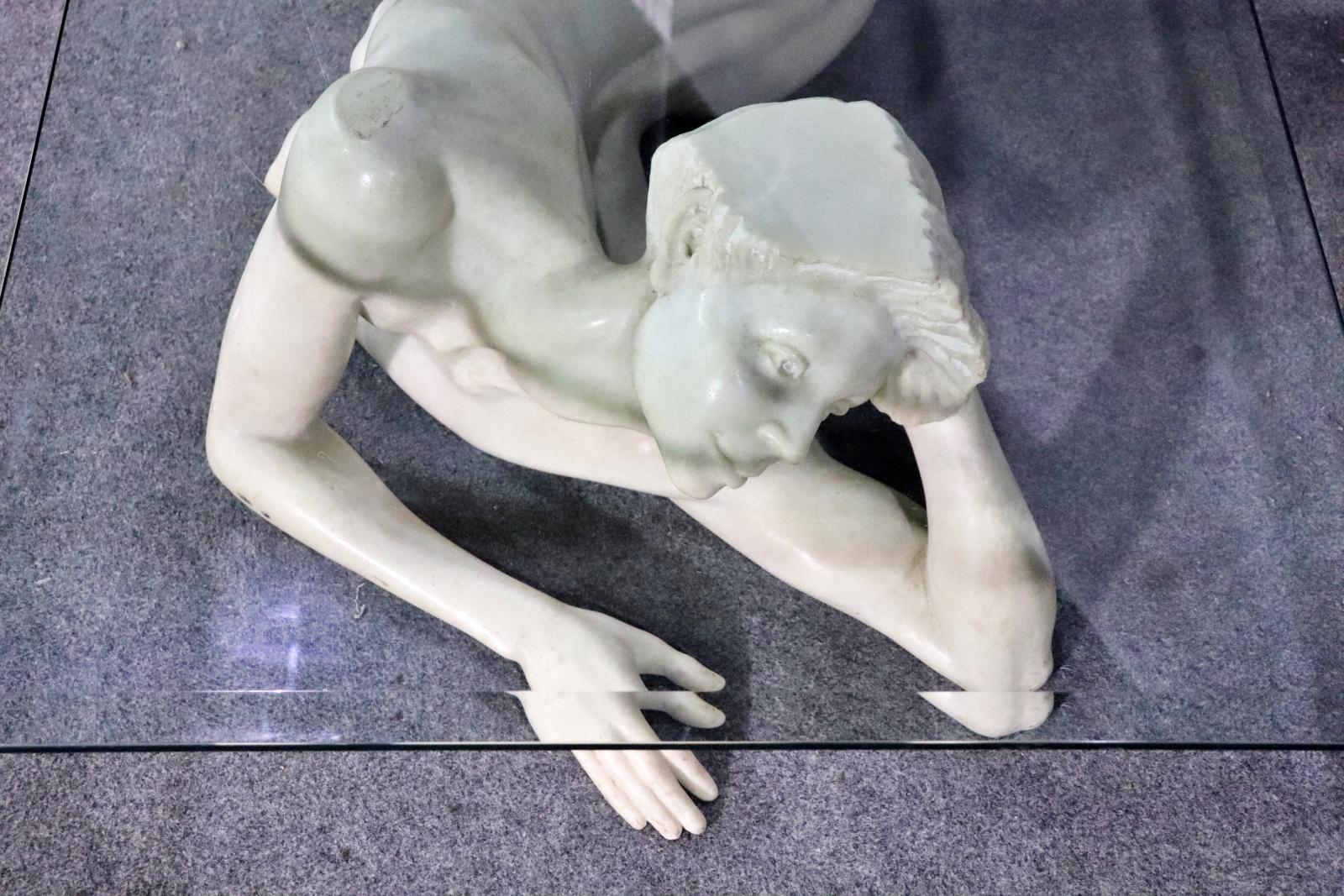 italien Figure en marbre sculptée d'une femme nue sur une table basse avec dessus en verre  en vente
