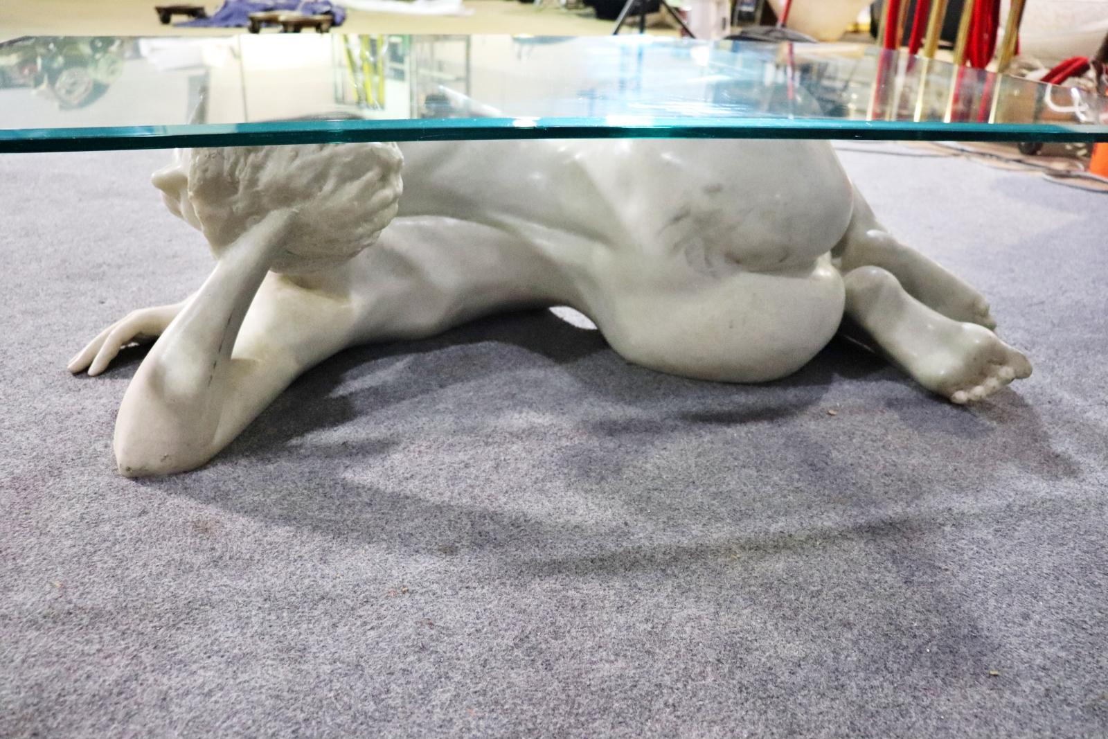 Geschnitzte Marmorfigur einer nackten Frau, Couchtisch mit Glasplatte  im Angebot 1